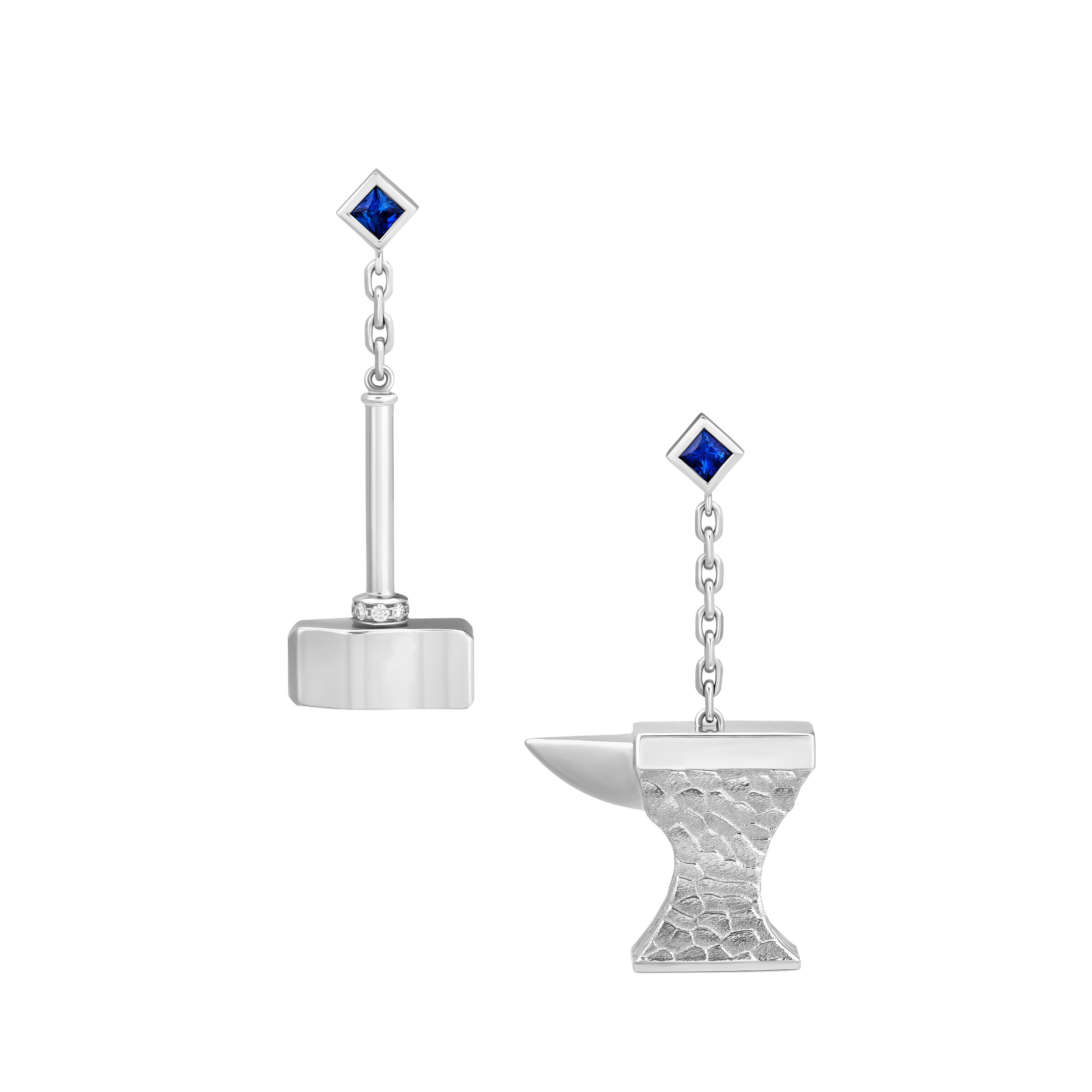 Boucles d'oreilles marteau et enclume d'Héphaïstos, or blanc 18 carats, saphirs, diamants en vente