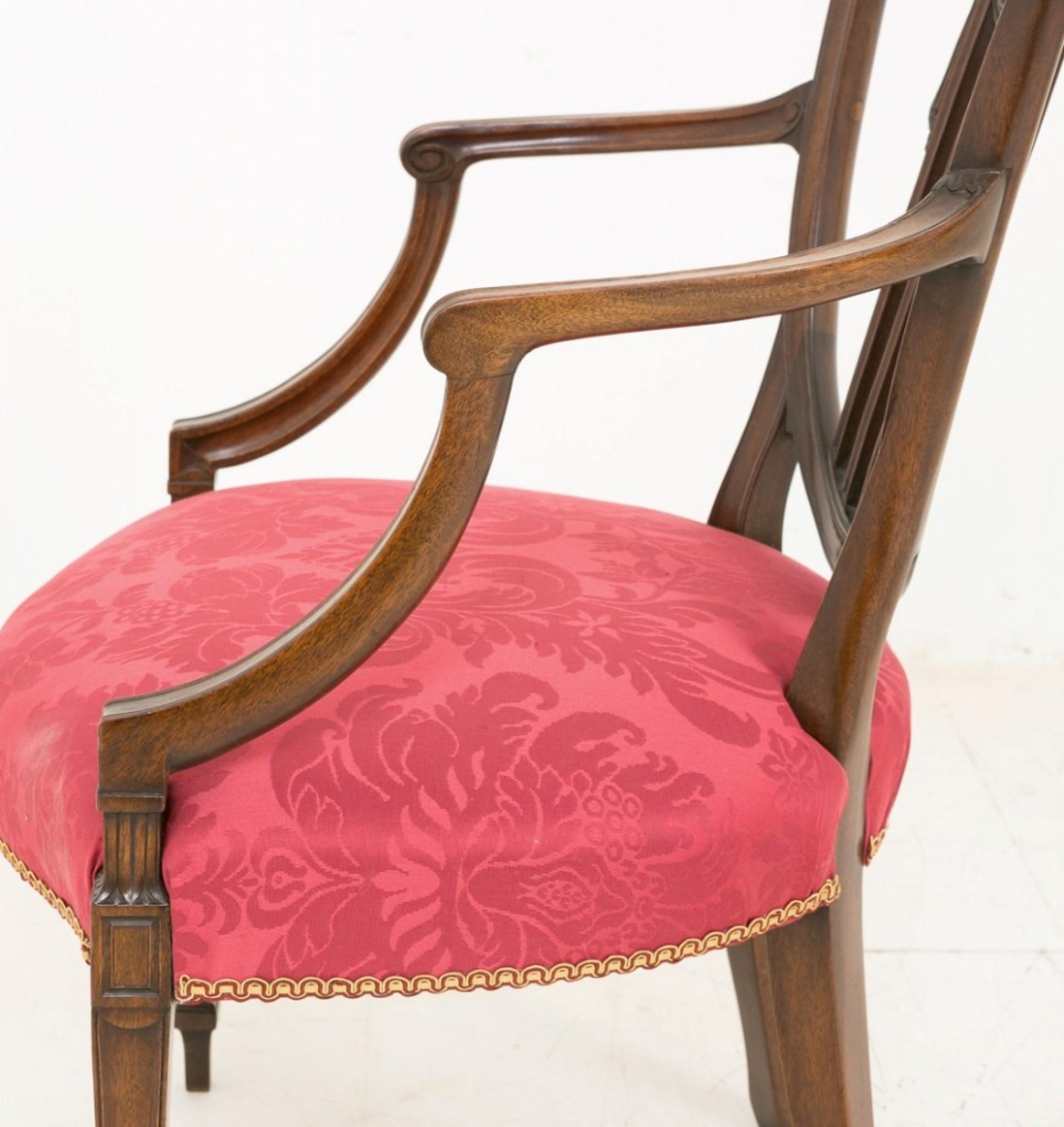 Superba coppia di poltrone aperte in stile Hepplewhite in mogano.
Caratterizzata da gambe affusolate con cinturino alla caviglia intagliato.
Circa 1900
Il retro dello scudo è caratterizzato da rosette intagliate e da volute e code intagliate.
Queste