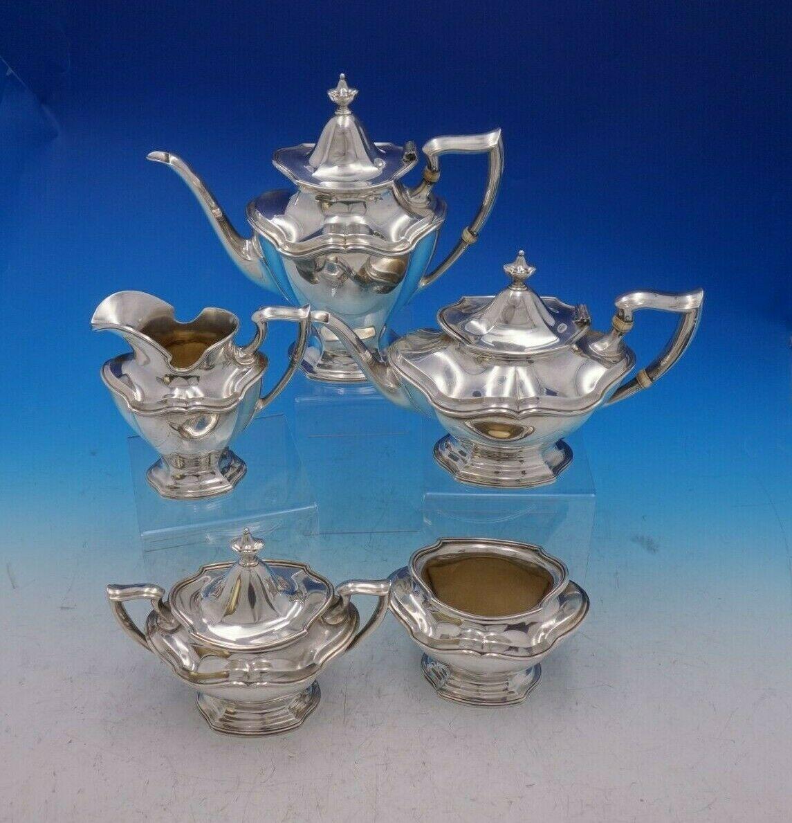 Hepplewhite by Reed and Barton

Beautiful Hepplewhite by Reed and Barton sterling silver five-piece tea set marked #560. This set includes:

1 - Coffee pot: Measures: 10 1/4