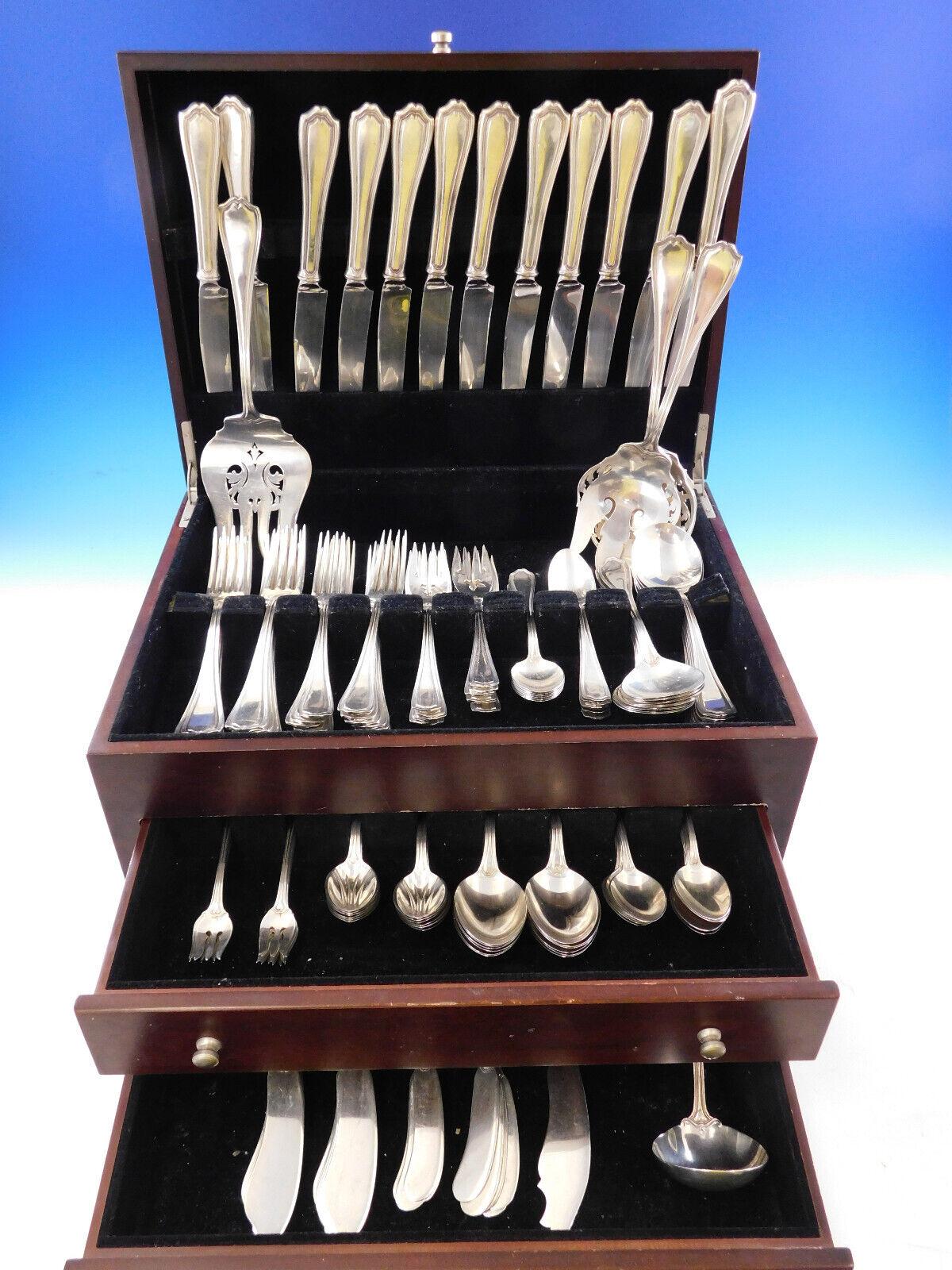 Superbo set di posate in argento sterling monumentale Dinner Size Hepplewhite by Reed & Barton, 149 pezzi. Questo modello sartoriale e senza tempo è un best seller. Questo set comprende:

12 coltelli per la cena da 9,5/8