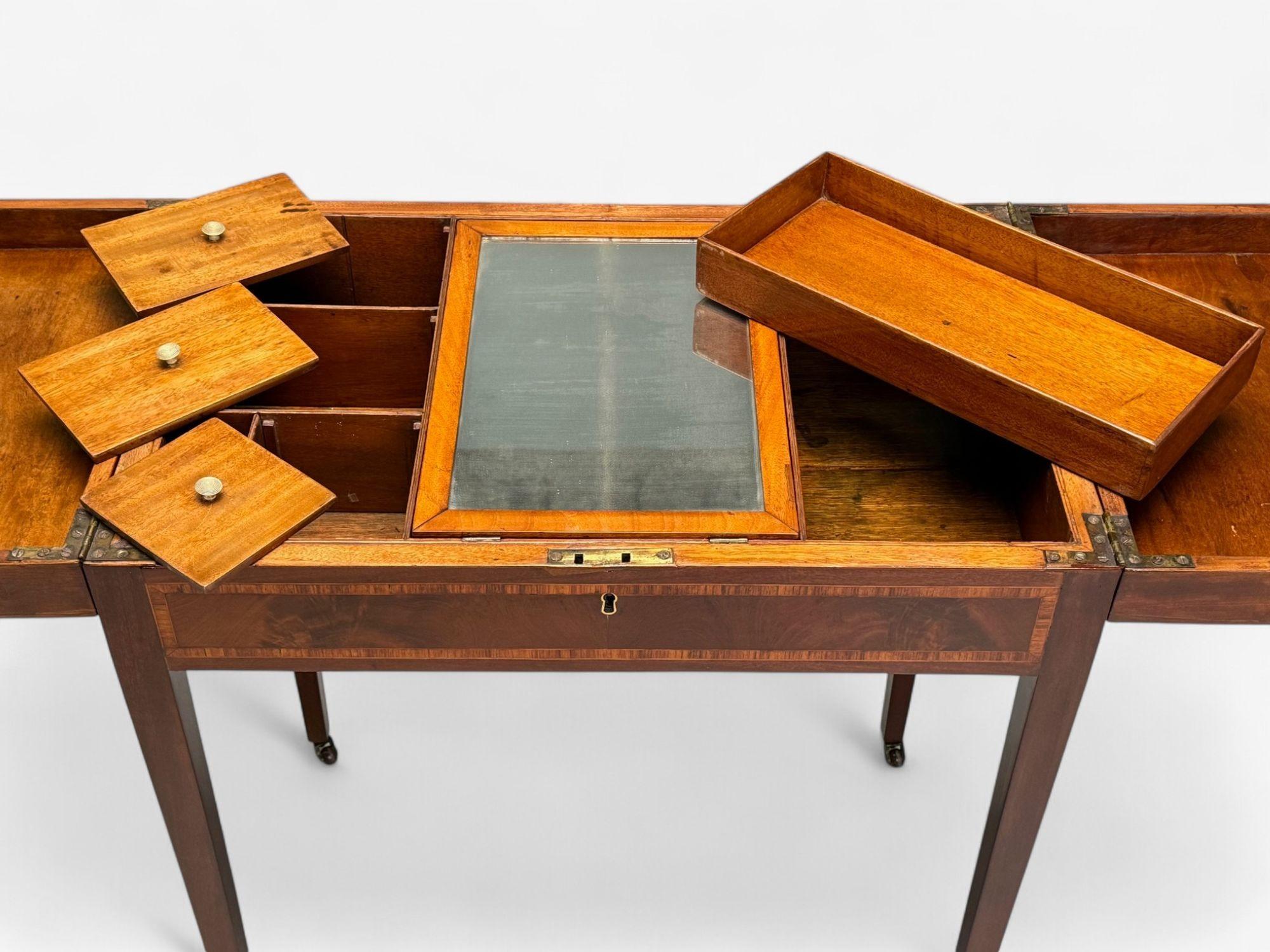 Hepplewhite Dressing Table or Vanity, England, Early 19th C. Mahogany, Refinish For Sale 4