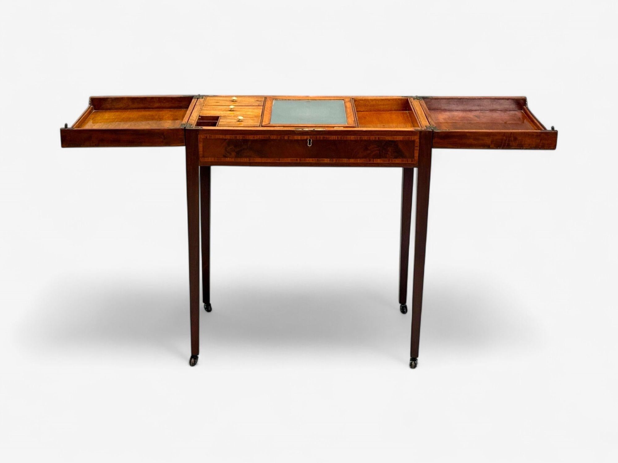 Hepplewhite Dressing Table or Vanity, England, Early 19th C. Mahogany, Refinish In Good Condition For Sale In Manhasset, NY