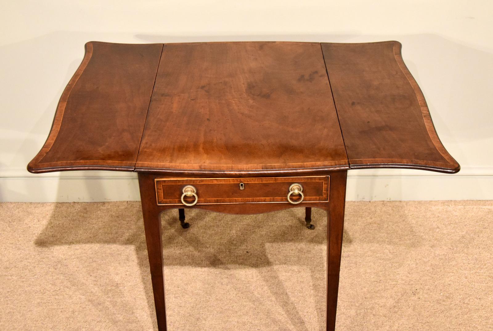 Hepplewhite Fiddleback Butterfly Pembroke Table Mahogany In Good Condition For Sale In Wiltshire, GB