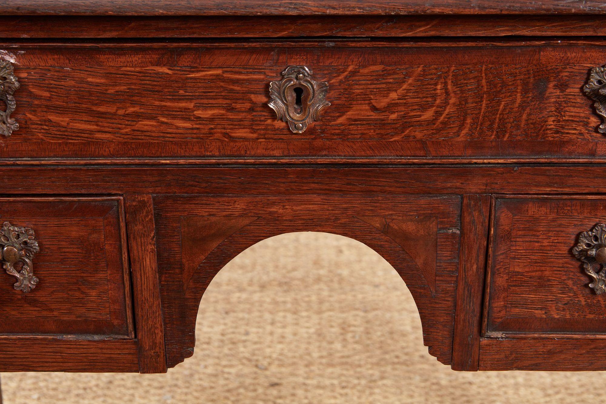 Hepplewhite Lowboy en Bueno estado para la venta en Greenwich, CT