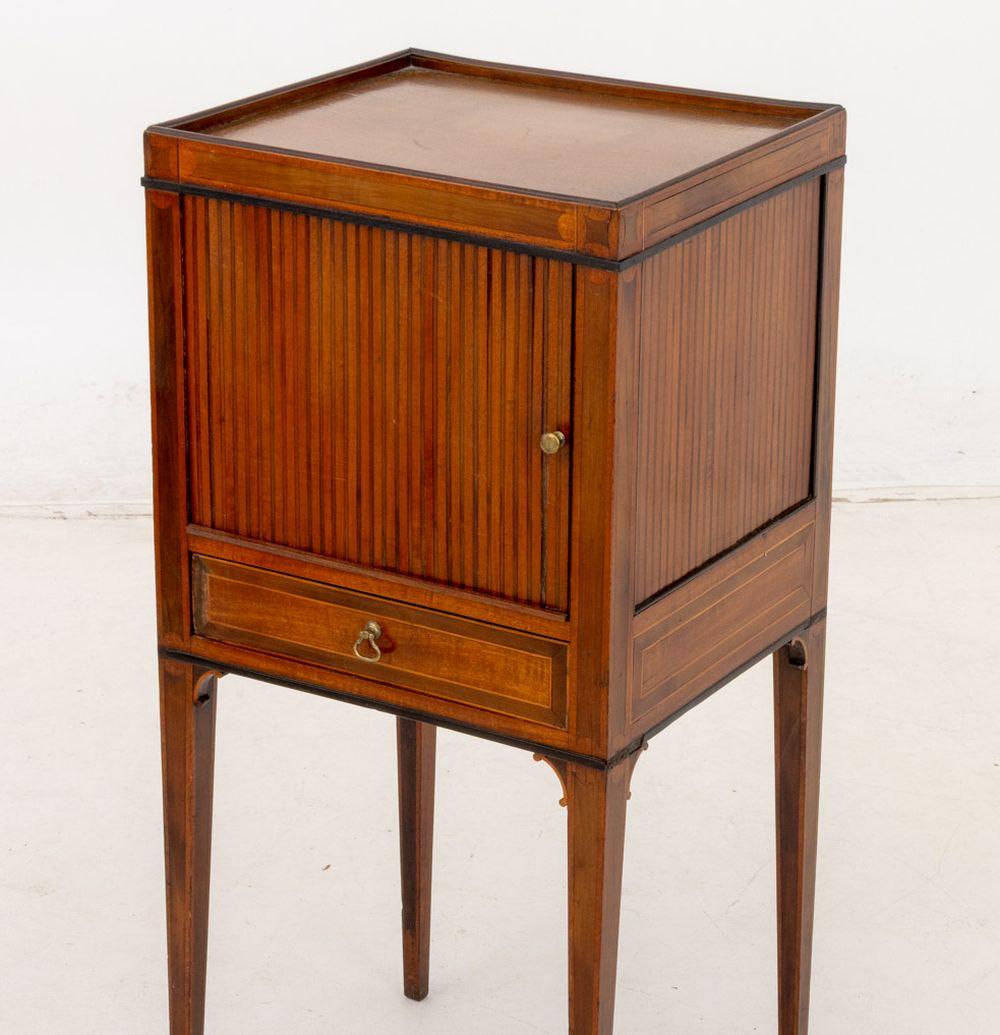 Table de chevet en acajou Hepplewhite, fin du 18e siècle, avec incrustation de bois satiné et placard à porte tambour coulissante au-dessus d'un tiroir à frise unique sur quatre pieds fuselés. 30
