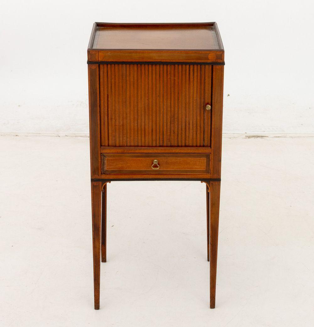 Britannique Table de chevet en acajou de Hepplewhite, c. 1800 en vente