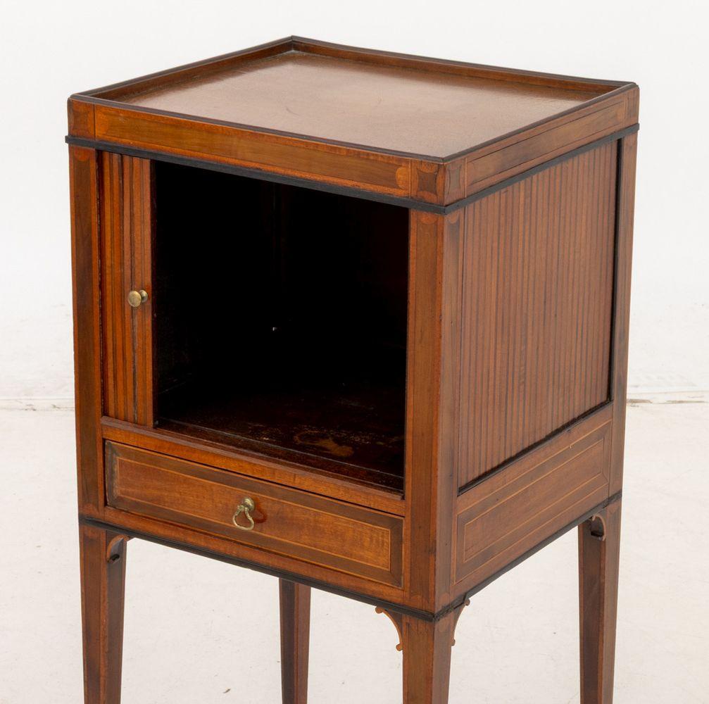 XVIIIe siècle Table de chevet en acajou de Hepplewhite, c. 1800 en vente