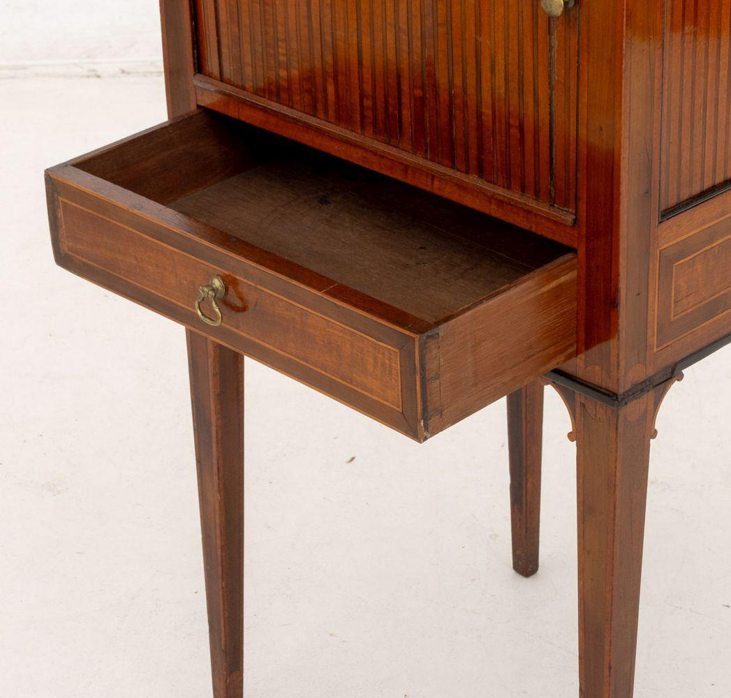 Acajou Table de chevet en acajou de Hepplewhite, c. 1800 en vente
