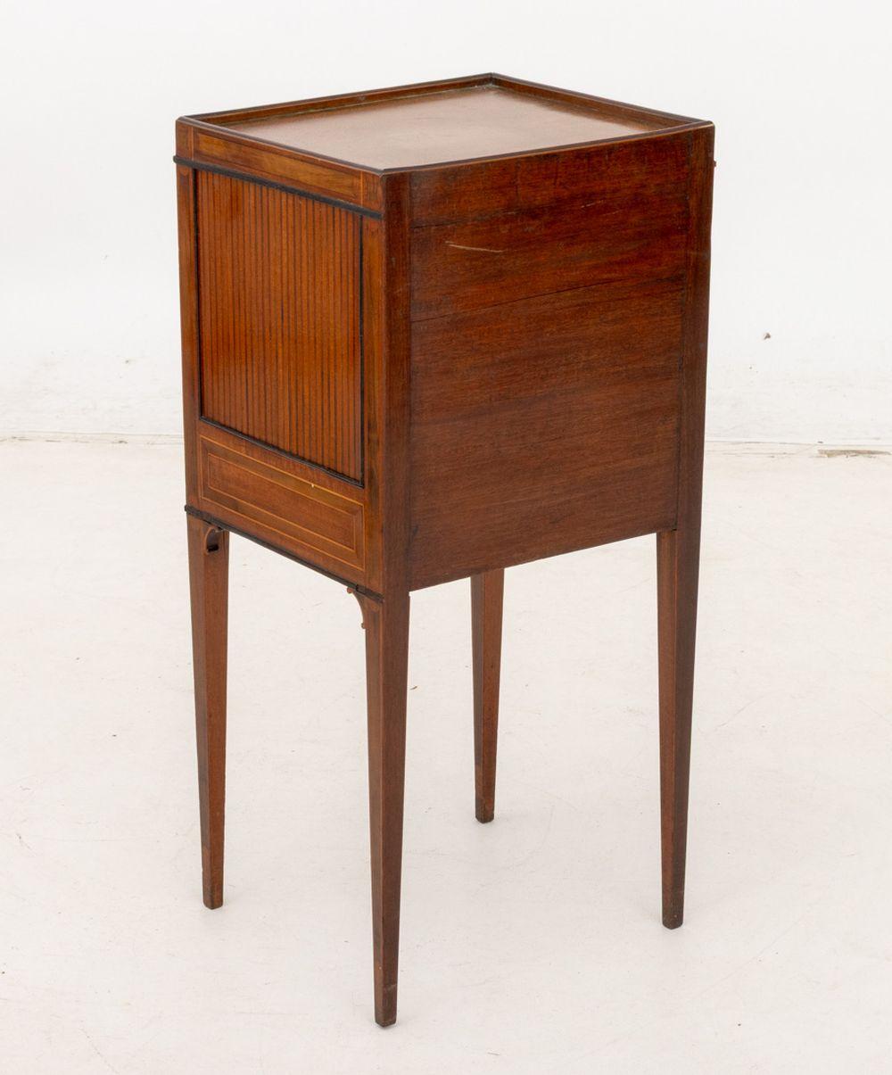 Table de chevet en acajou de Hepplewhite, c. 1800 en vente 1