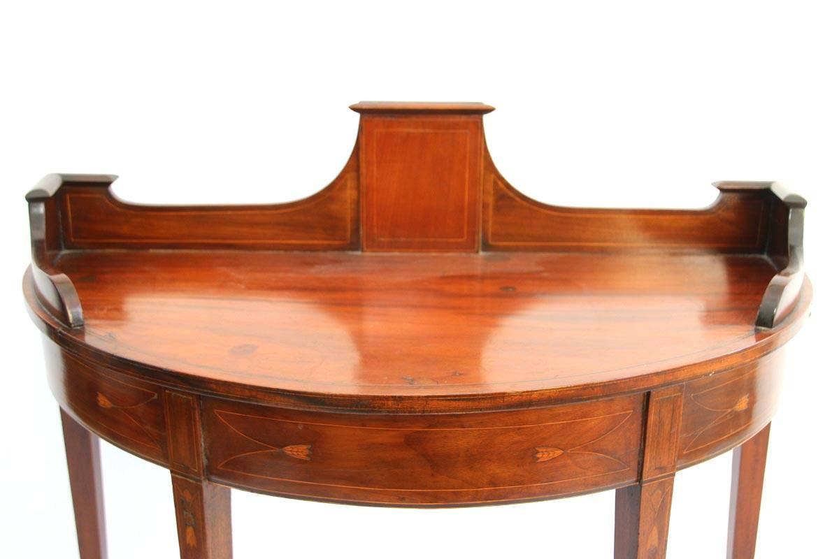 Hepplewhite Mahogany Demilune Table with Scalloped Gallery In Good Condition In Woodbury, CT