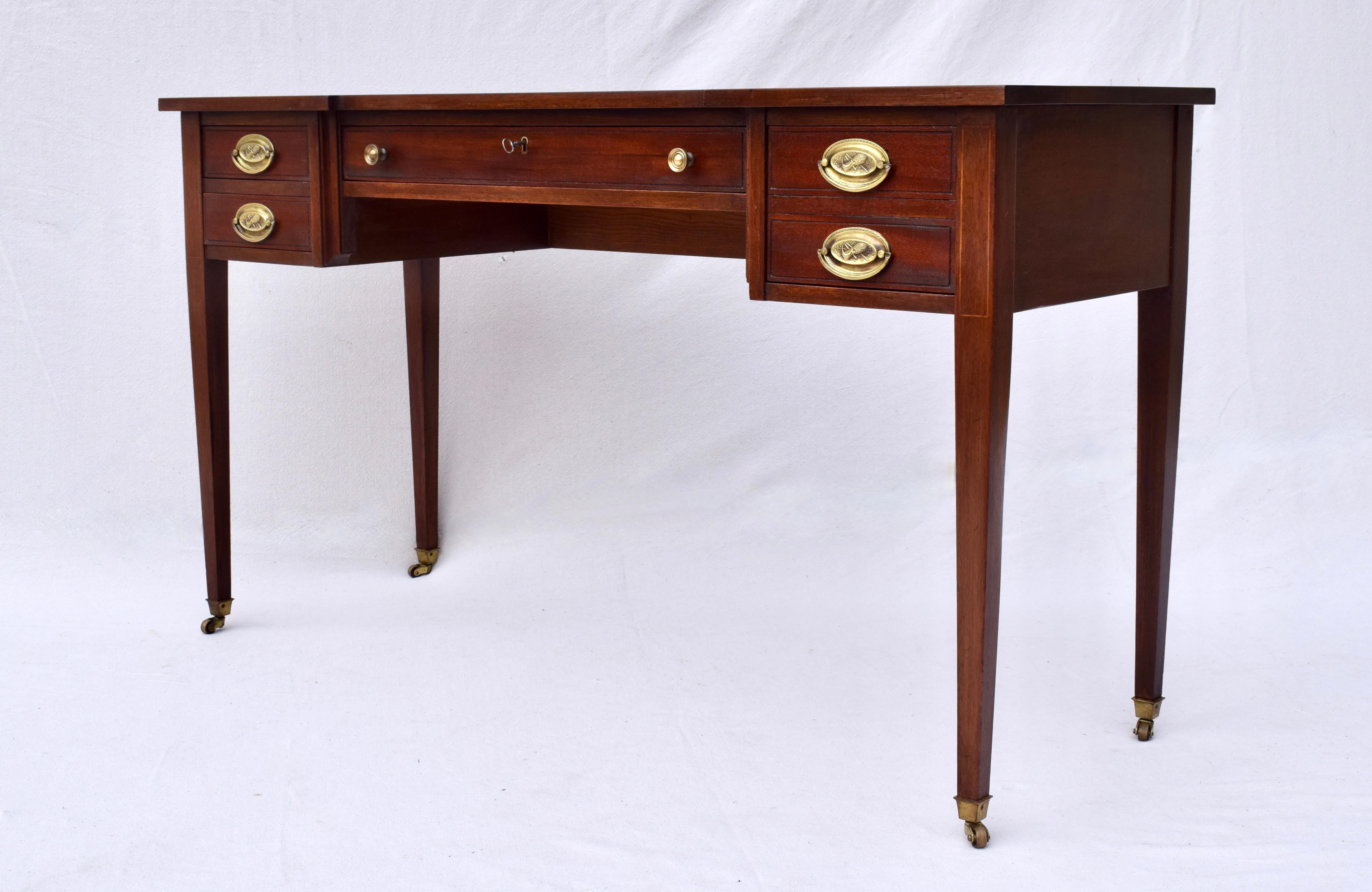 Hepplewhite Mahogany Five Drawer Writing Table In Good Condition For Sale In Southampton, NJ