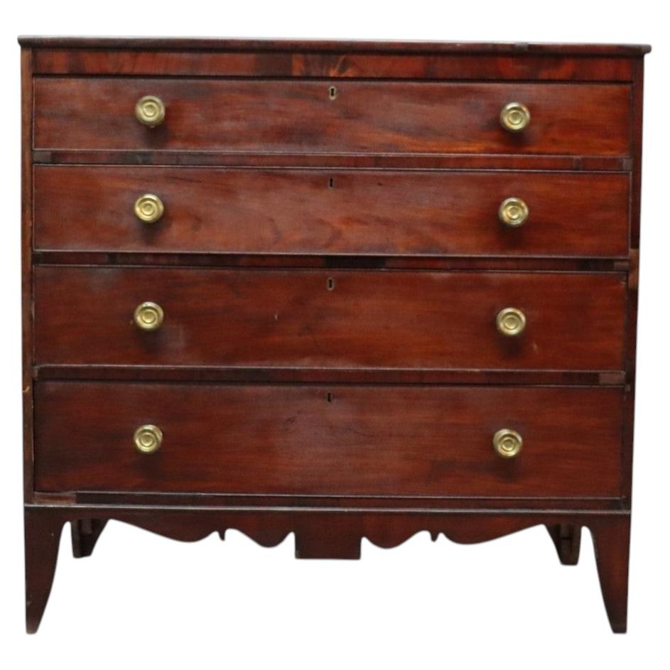 Commode Hepplewhite en acajou à 4 tiroirs de tailles différentes, avec pieds en pente, vers 1830