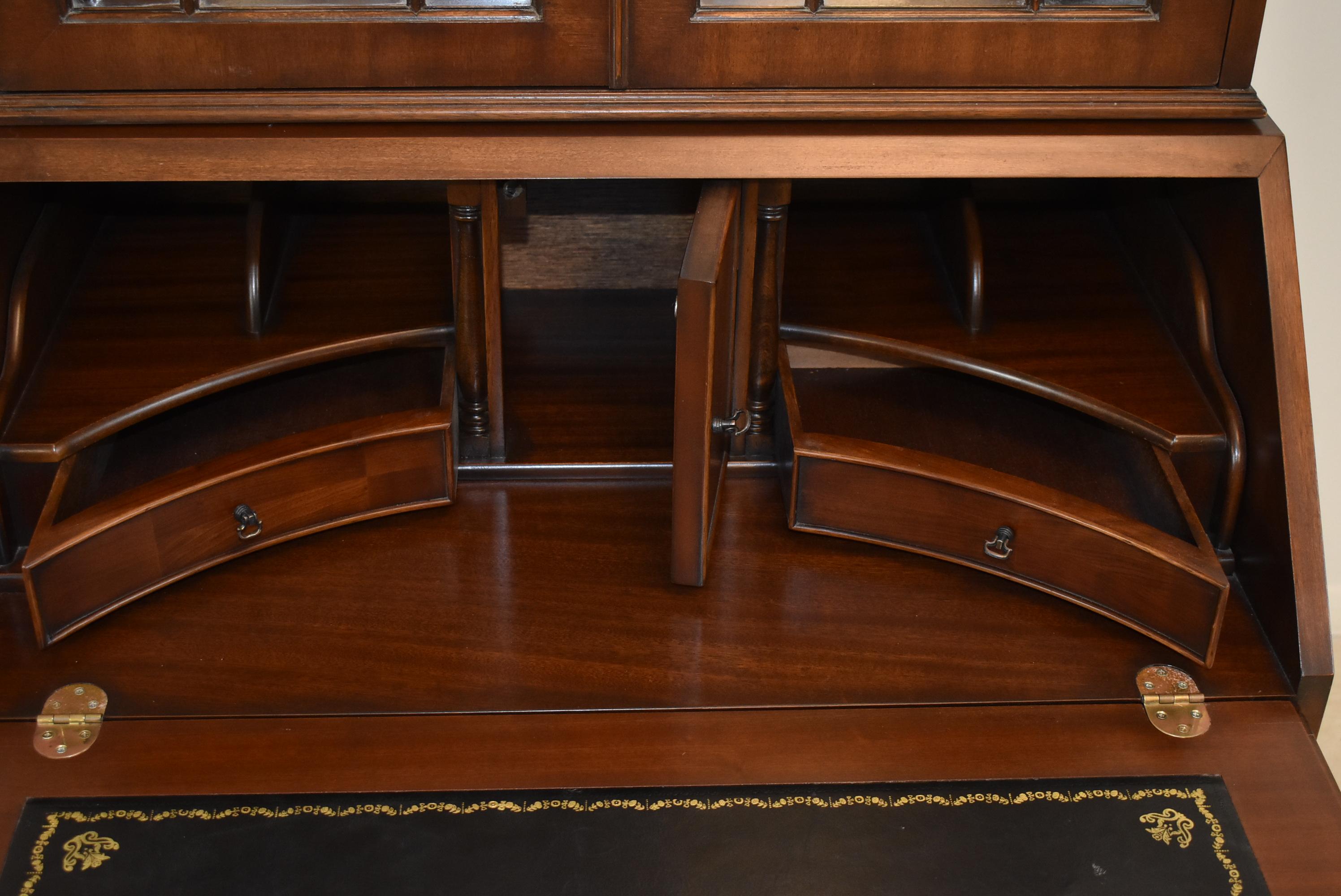 Hepplewhite Mahogany Secretary Desk Bookcase Curio Top In Good Condition In Toledo, OH
