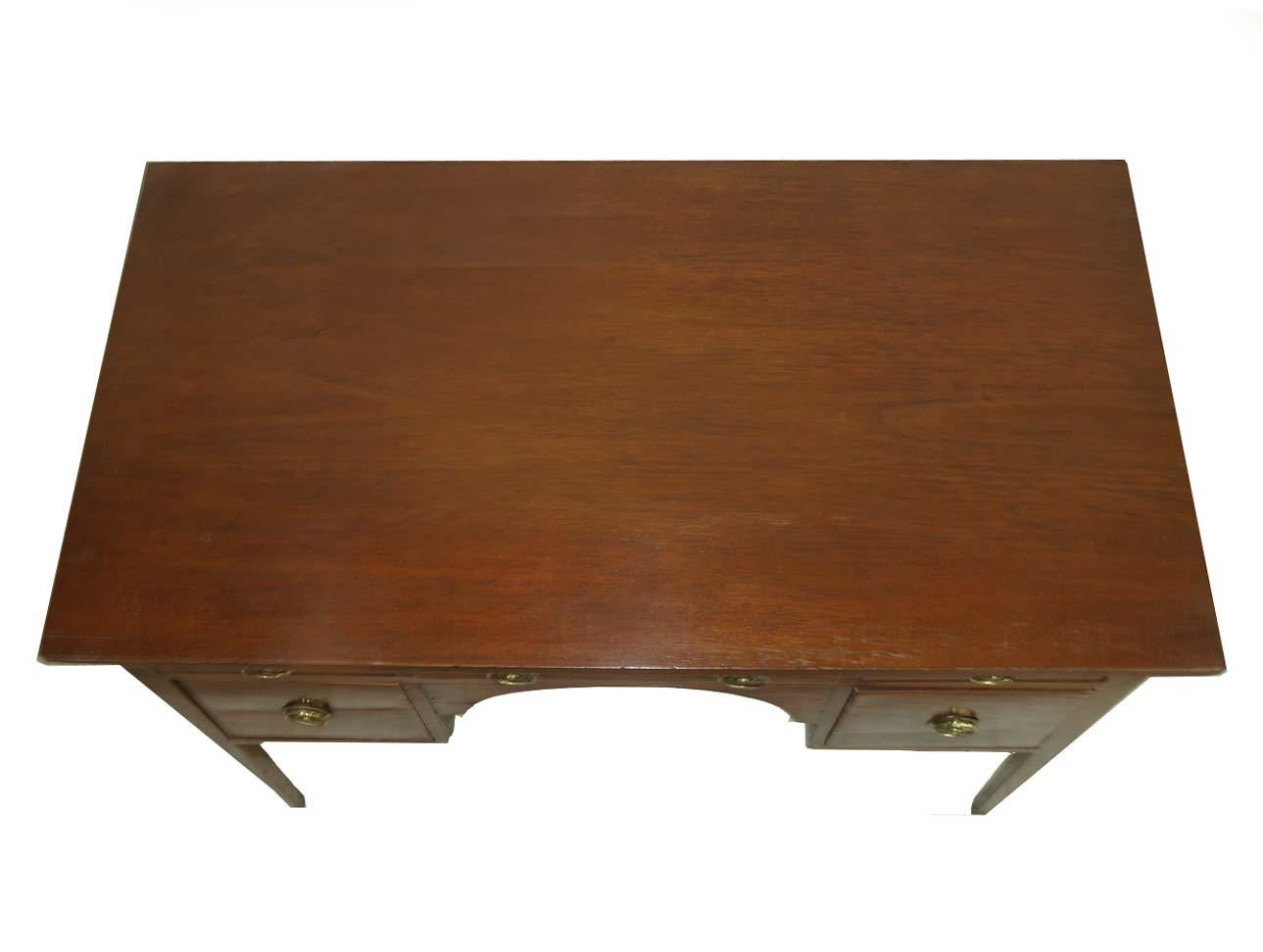 Hepplewhite Mahogany Server In Good Condition For Sale In Wilson, NC