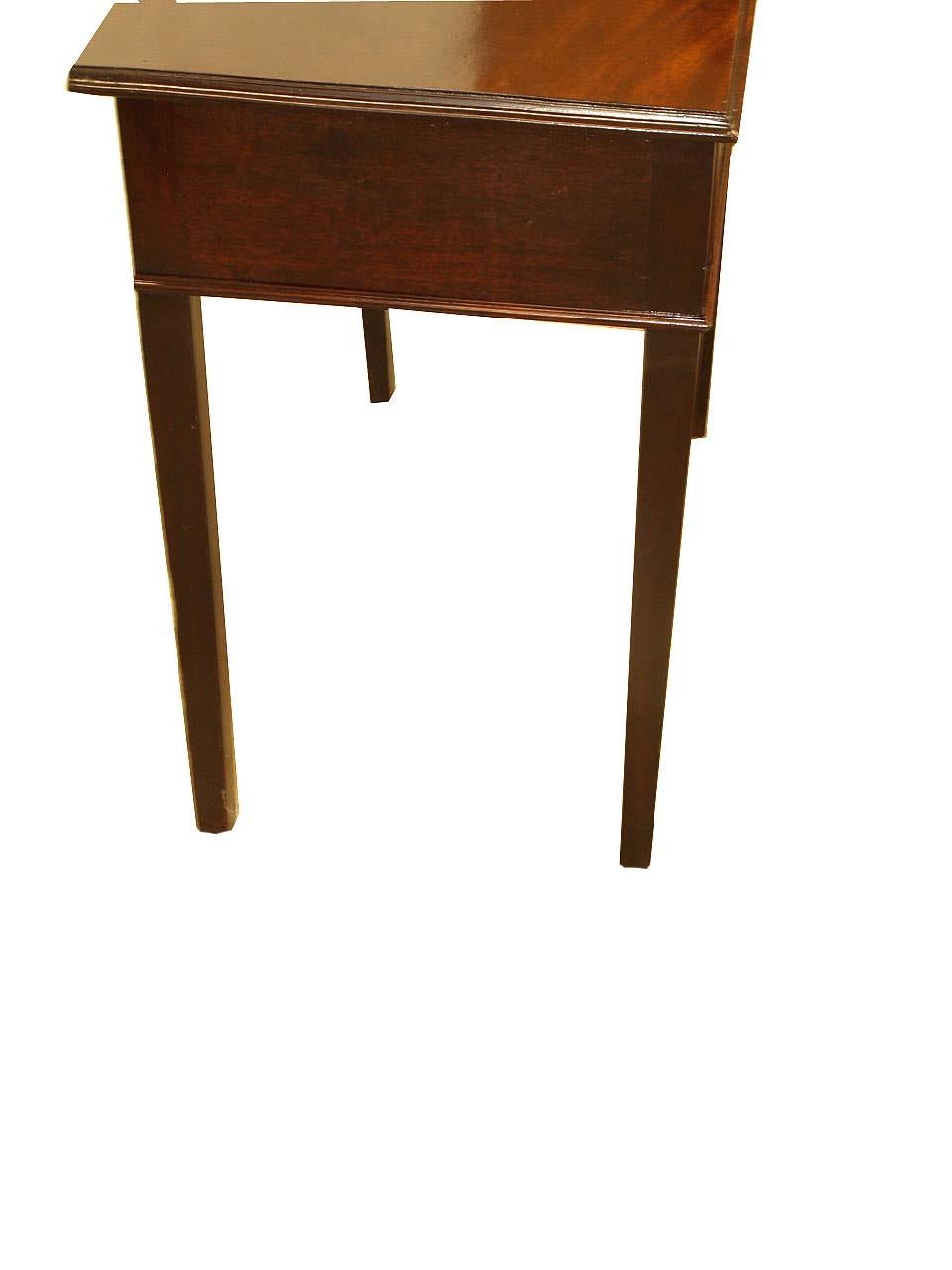 Hepplewhite mahogany side table, the top having beautiful color and patina, the single drawer with oval brass pull and oak secondary wood, nicely tapered leg with applied molding around the perimeter.