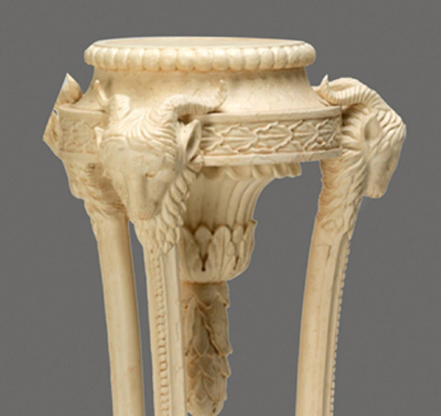 Bella torchere di Giorgio III con fregio intagliato a foglie, teste di montone e decorazioni fogliate. Sono disponibili taglie su misura, adattamenti del design e finiture. Tieni presente che attualmente lavoriamo con tempi di consegna di 30-36