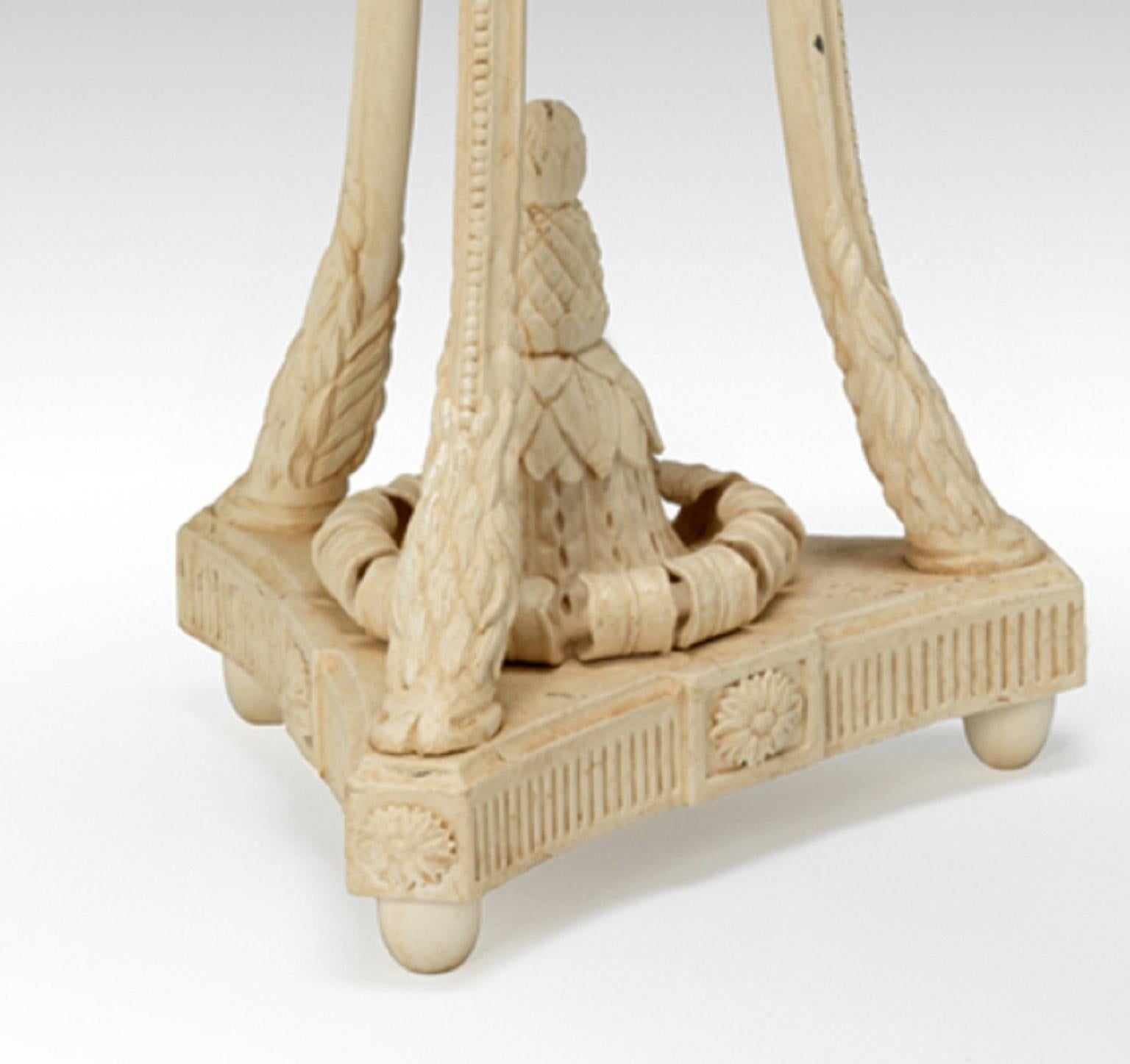 Intagliato a mano Torchere a testa di ariete Hepplewhite in vendita