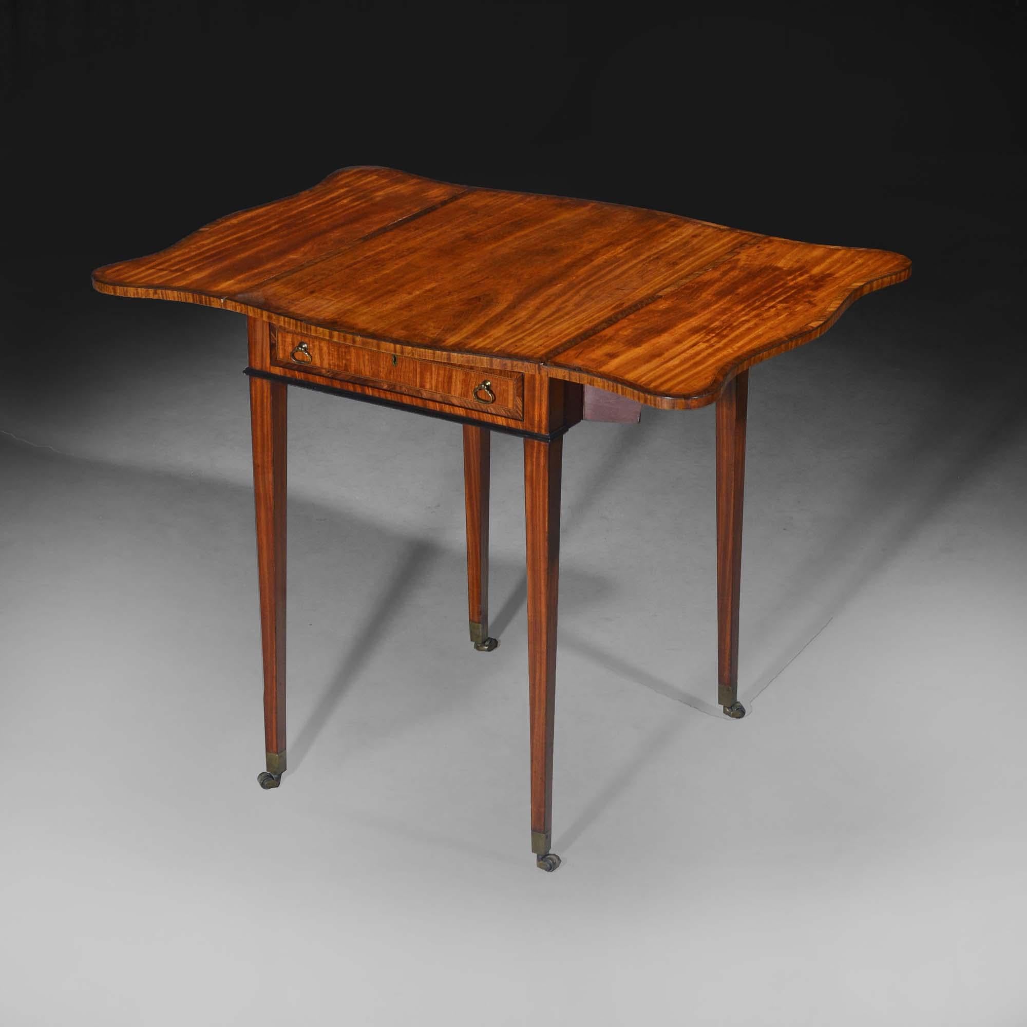 Hepplewhite Satinwood Serpentine Pembroke Table

Table Pembroke de petites dimensions en bois satiné bien figuré, en forme de papillon et en serpentine.  Bardé de bois de roi, souligné de cordes d'ébène et de buis, avec une arête carrée.  L'unique