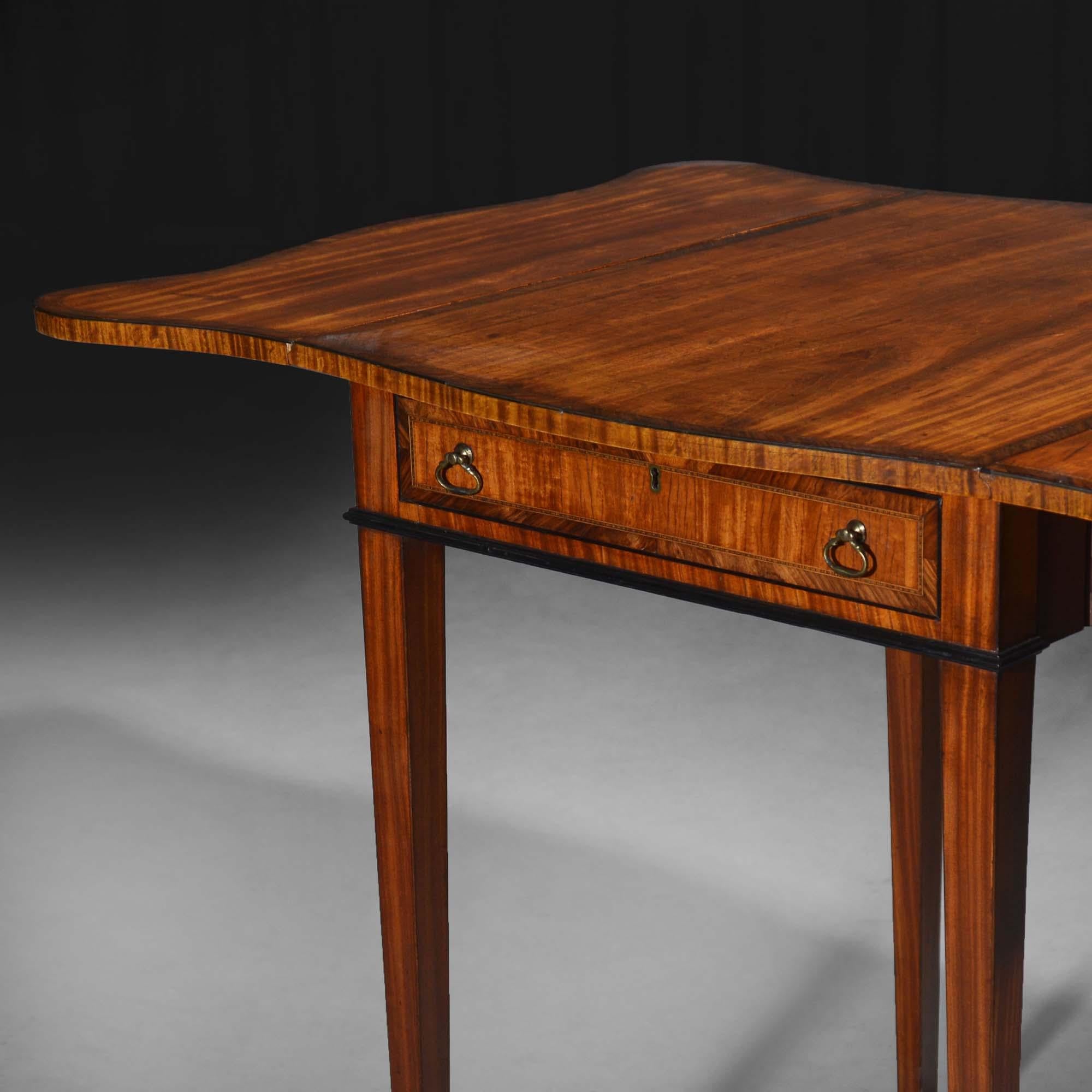 XVIIIe siècle Hepplewhite Satinwood Serpentine Pembroke Table en vente