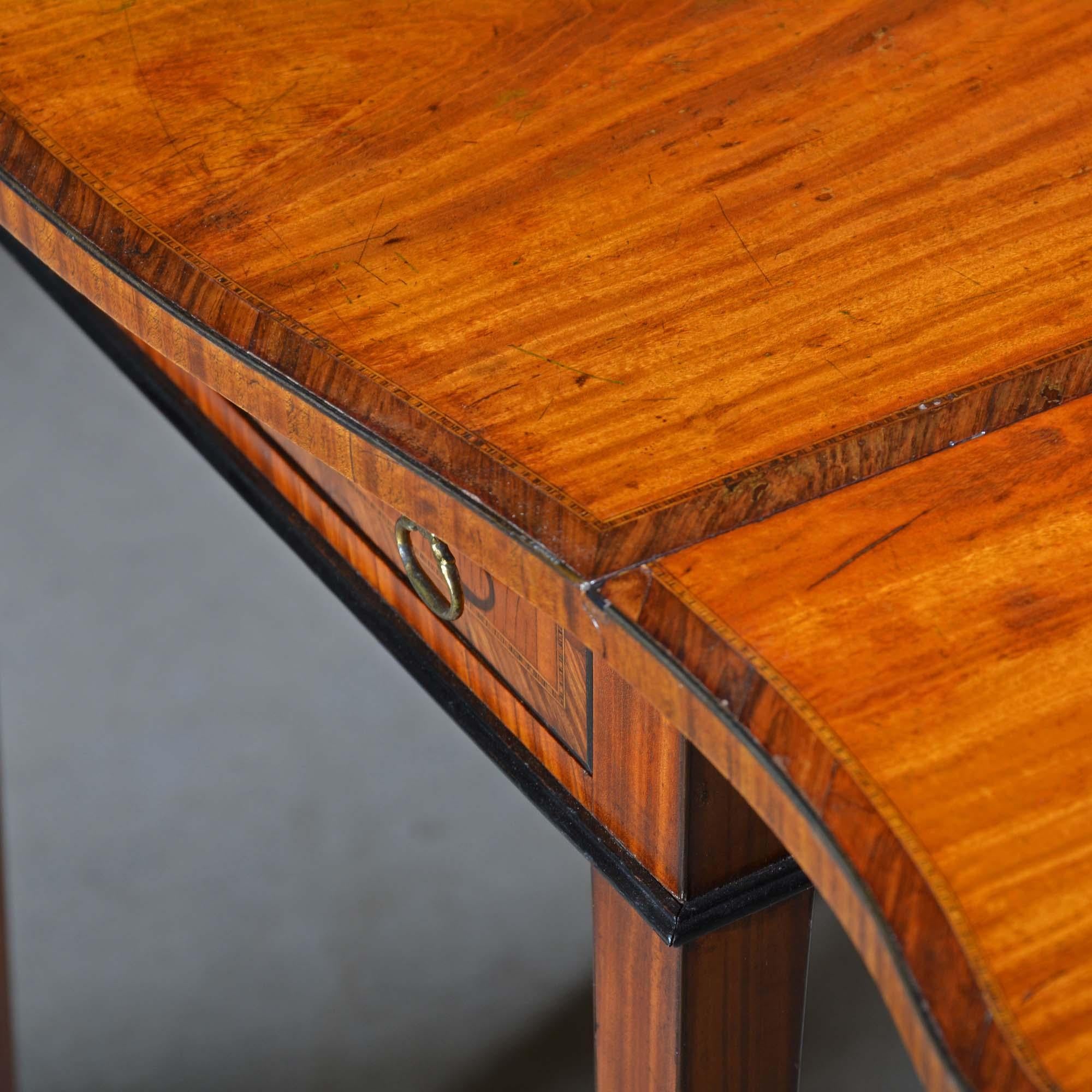 Hepplewhite Satinwood Serpentine Pembroke Table en vente 1