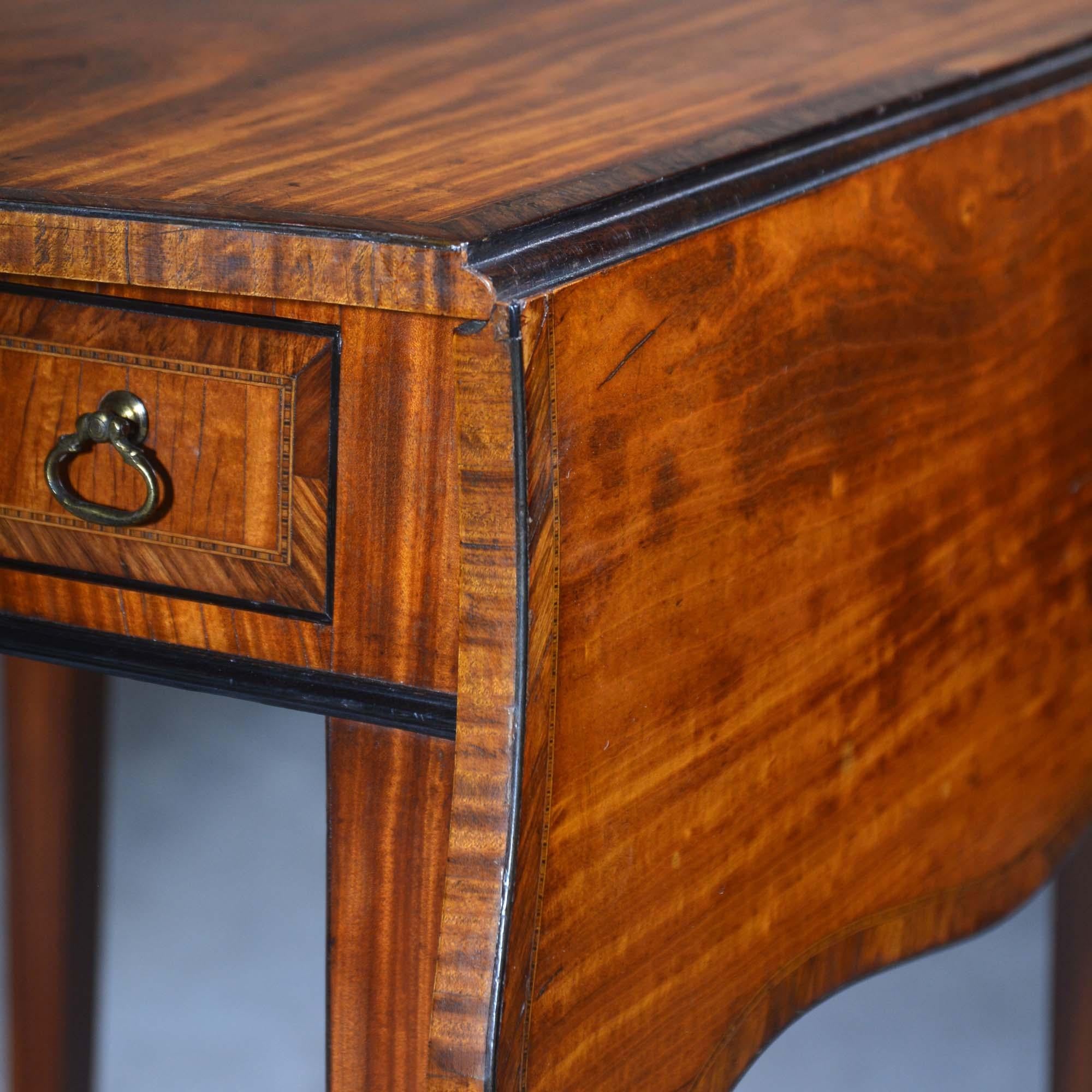 Hepplewhite Satinwood Serpentine Pembroke Table en vente 2