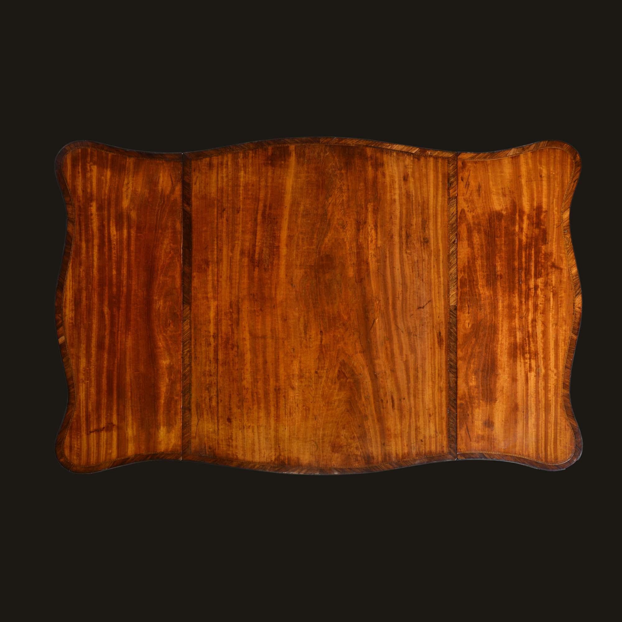 Hepplewhite Satinwood Serpentine Pembroke Table en vente 3