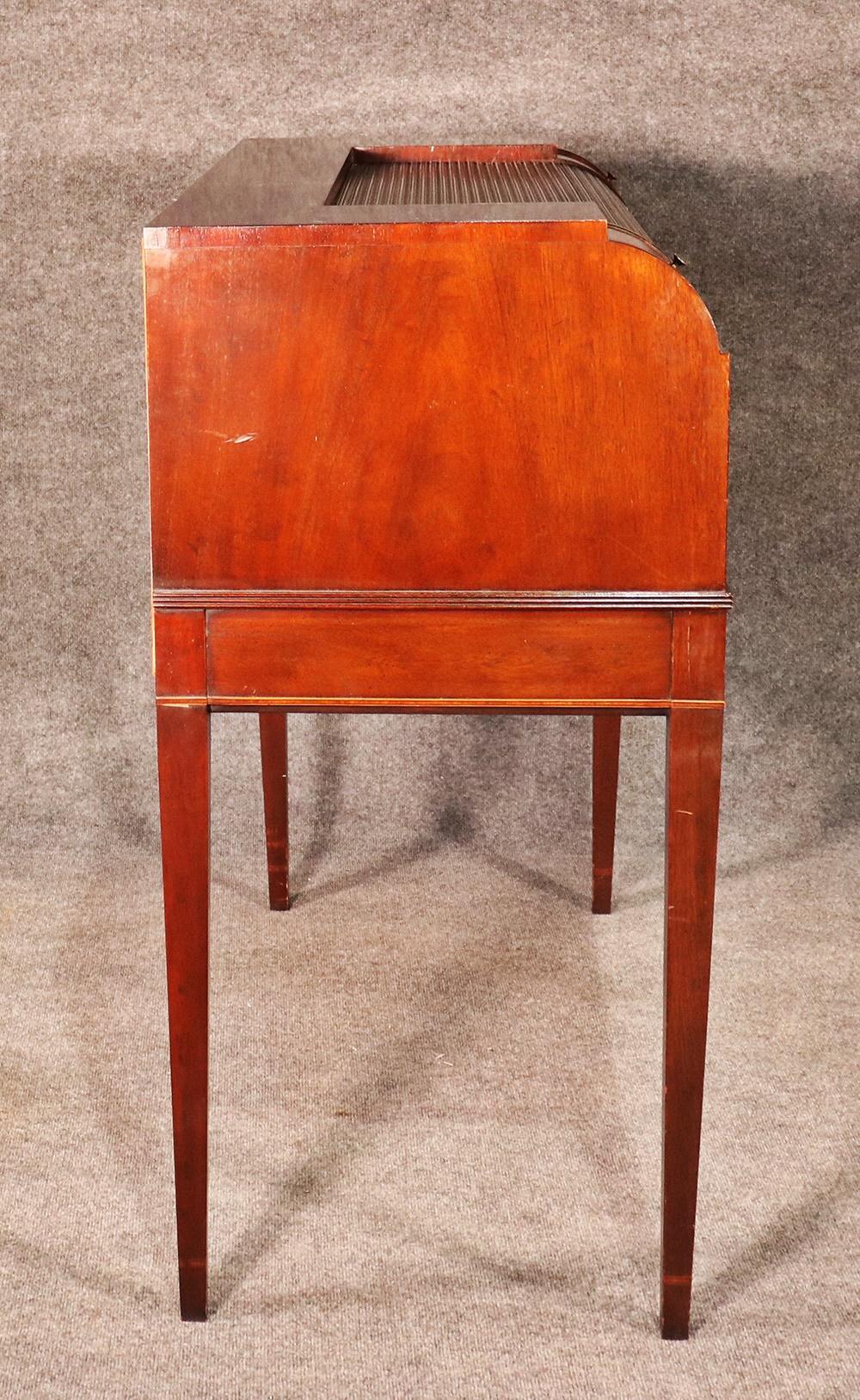 Hepplewhite Sheraton Stil Intarsien Mahagoni Tambour-Schreibtisch (Frühes 20. Jahrhundert) im Angebot