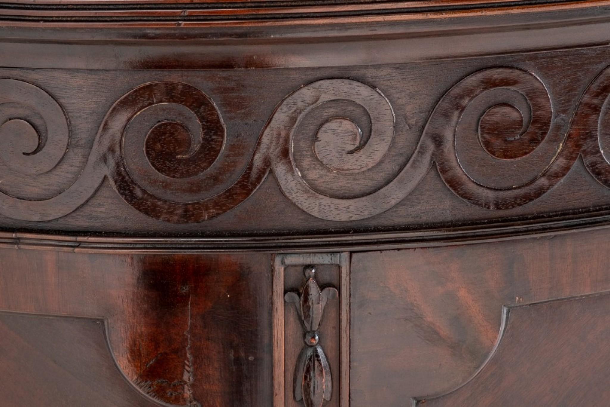 Mobile laterale in stile Hepplewhite in mogano.
Questo mobile poggia su gambe affusolate con piedi a blocco.
circa 1900
Il mobile presenta 1 anta centrale con modanature intagliate applicate che si apre per rivelare 2 ripiani interni.
Il fregio