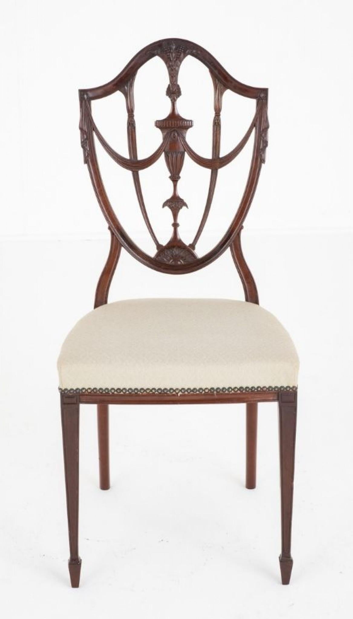 Chaise d'appoint Hepplewhite Revival en acajou. 
Le dossier de la chaise est en forme de bouclier avec une urne sculptée et des draperies.
Circa 1900
Faites défiler les photos pour en voir d'autres - ce produit est expédié partout, n'hésitez pas à