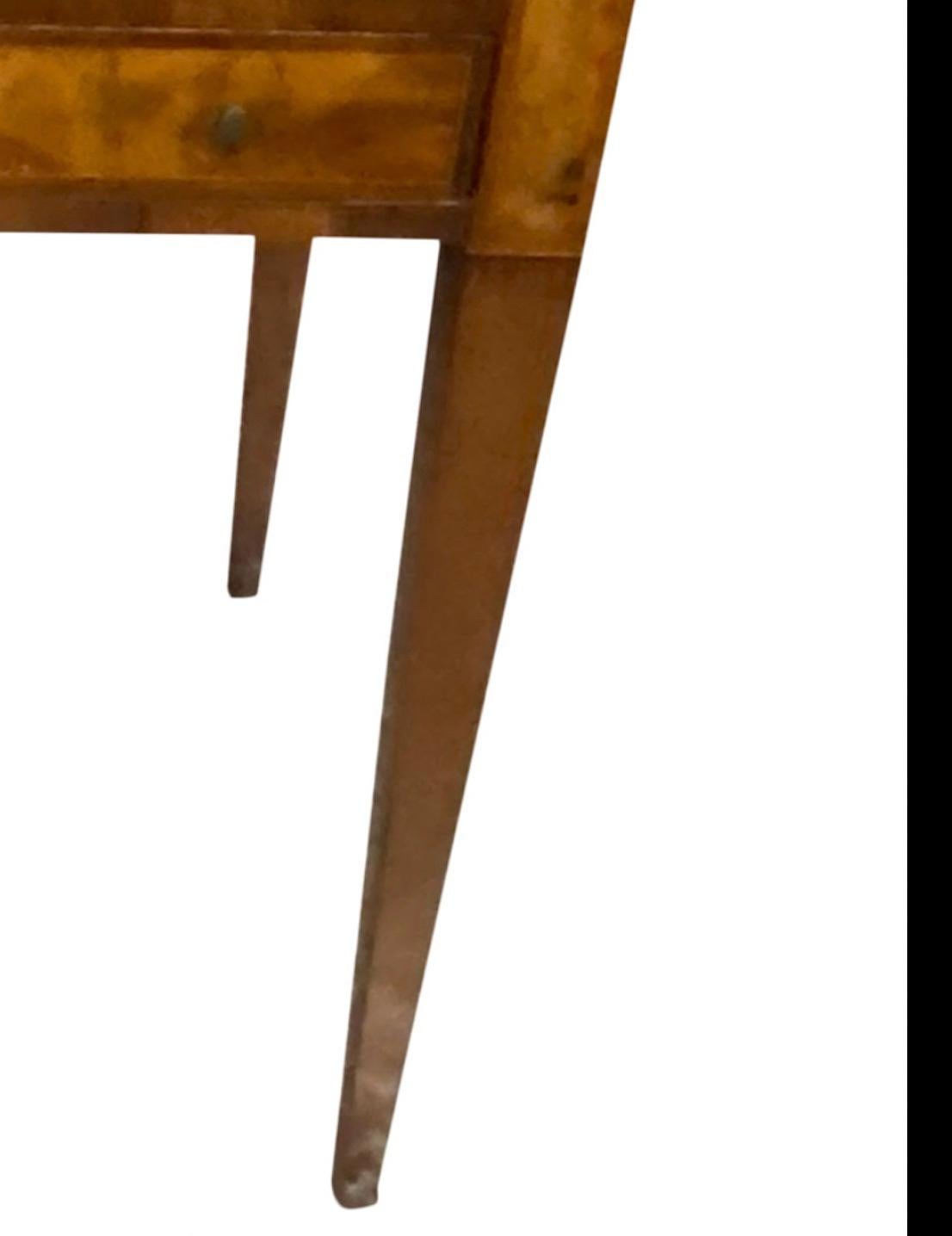 Hepplewhite Side Table with Burled Wood Top In Good Condition For Sale In Sag Harbor, NY