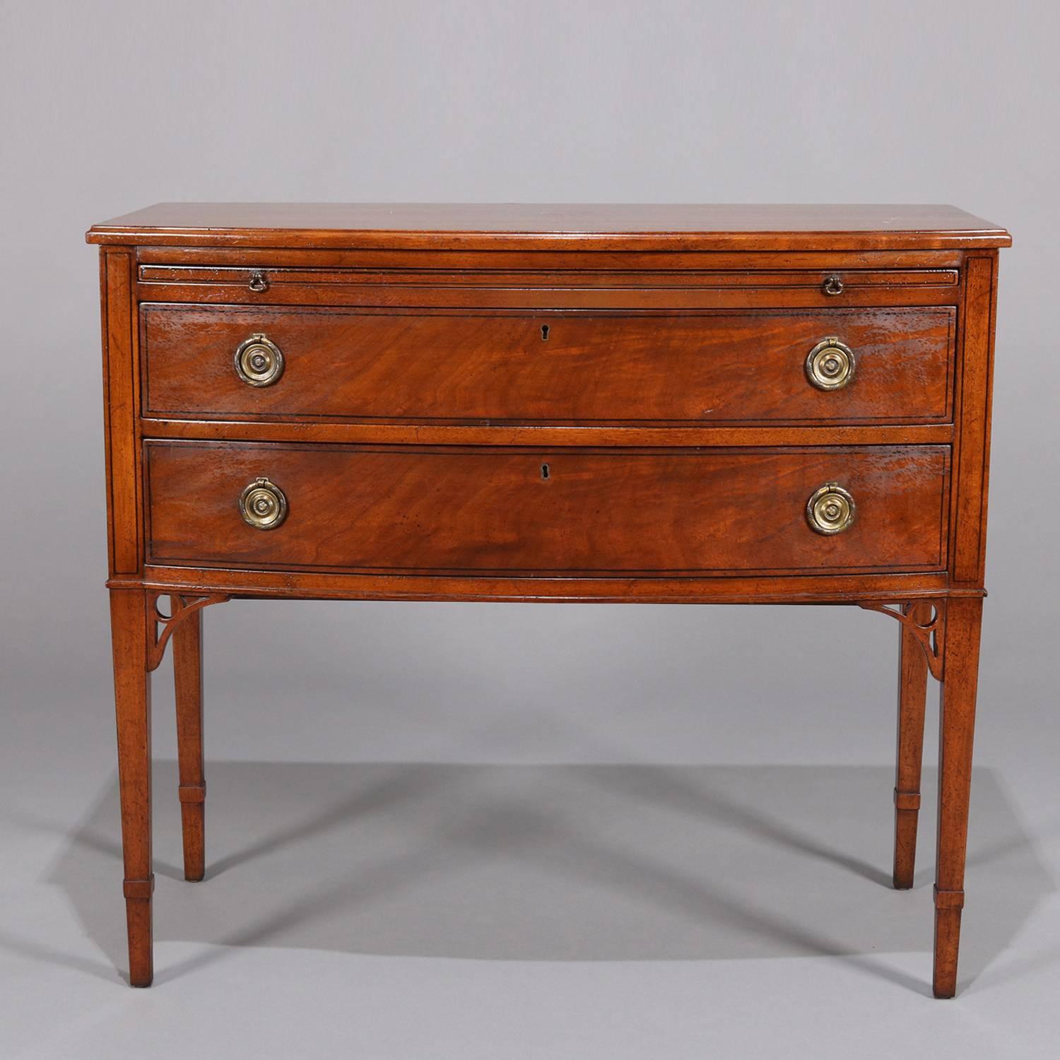 La commode en argent de style Hepplewhite de Beacon Hill présente une construction en acajou flammé avec un long tiroir supérieur divisé et un long tiroir inférieur ouvert:: tous deux sous un plateau coulissant:: reposant sur des pieds coniques avec