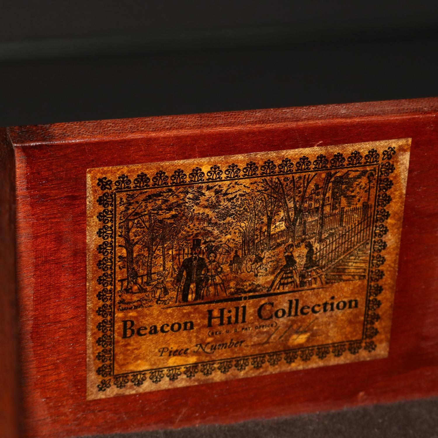 Coffre d'argent à deux tiroirs en acajou flammé de style Hepplewhite de Beacon Hill 2