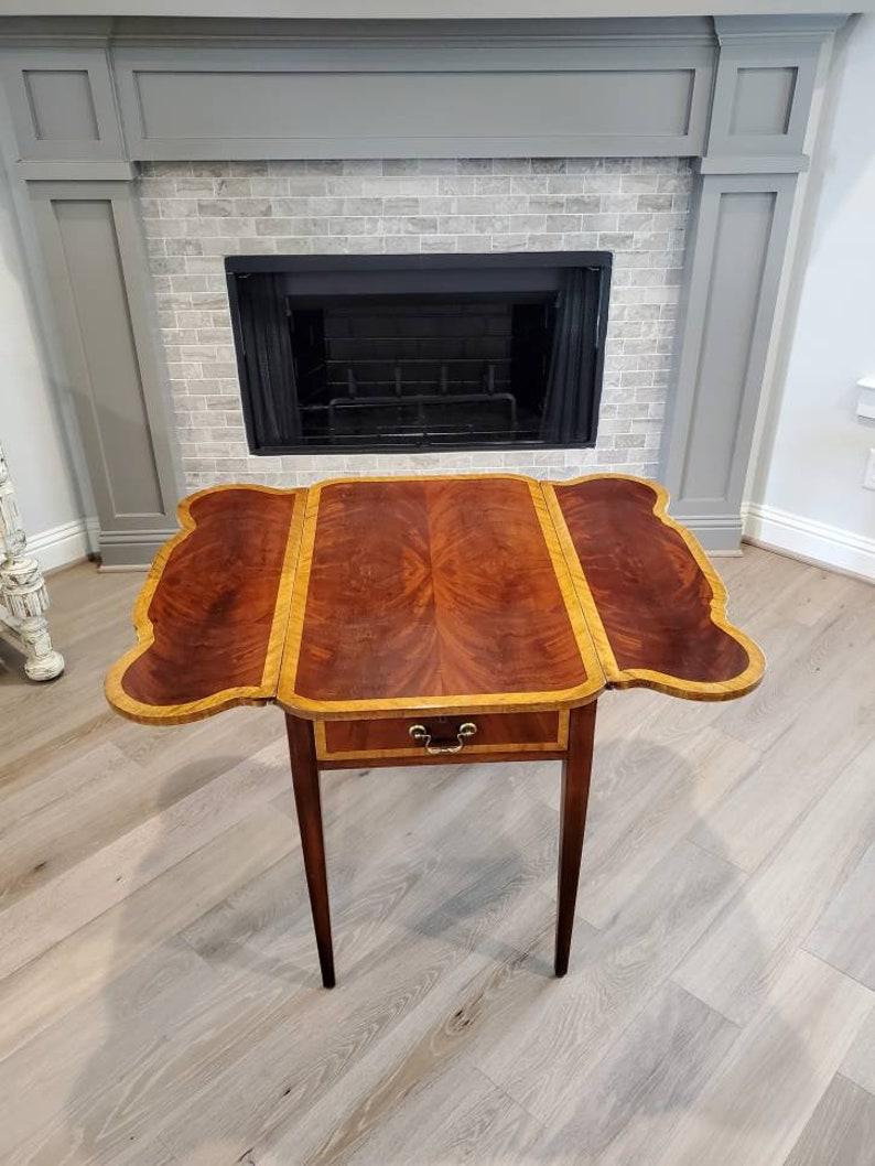 Pembroke-Tisch aus geflammtem Mahagoni im Stil von Hepplewhite (Intarsie) im Angebot