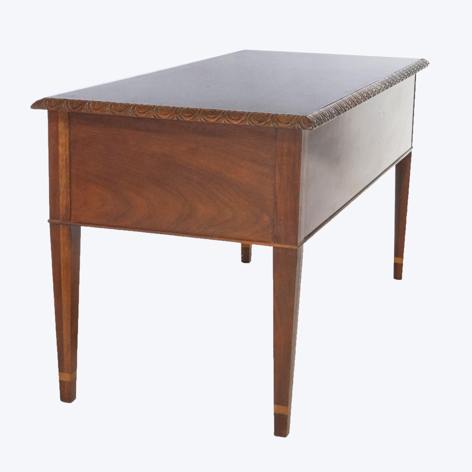 Américain Bureau historique en acajou de style Hepplewhite pour Charleston Baker avec trou de genou, XXe siècle