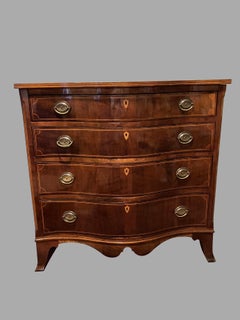 Commode serpentine en acajou incrusté de style Hepplewhite
