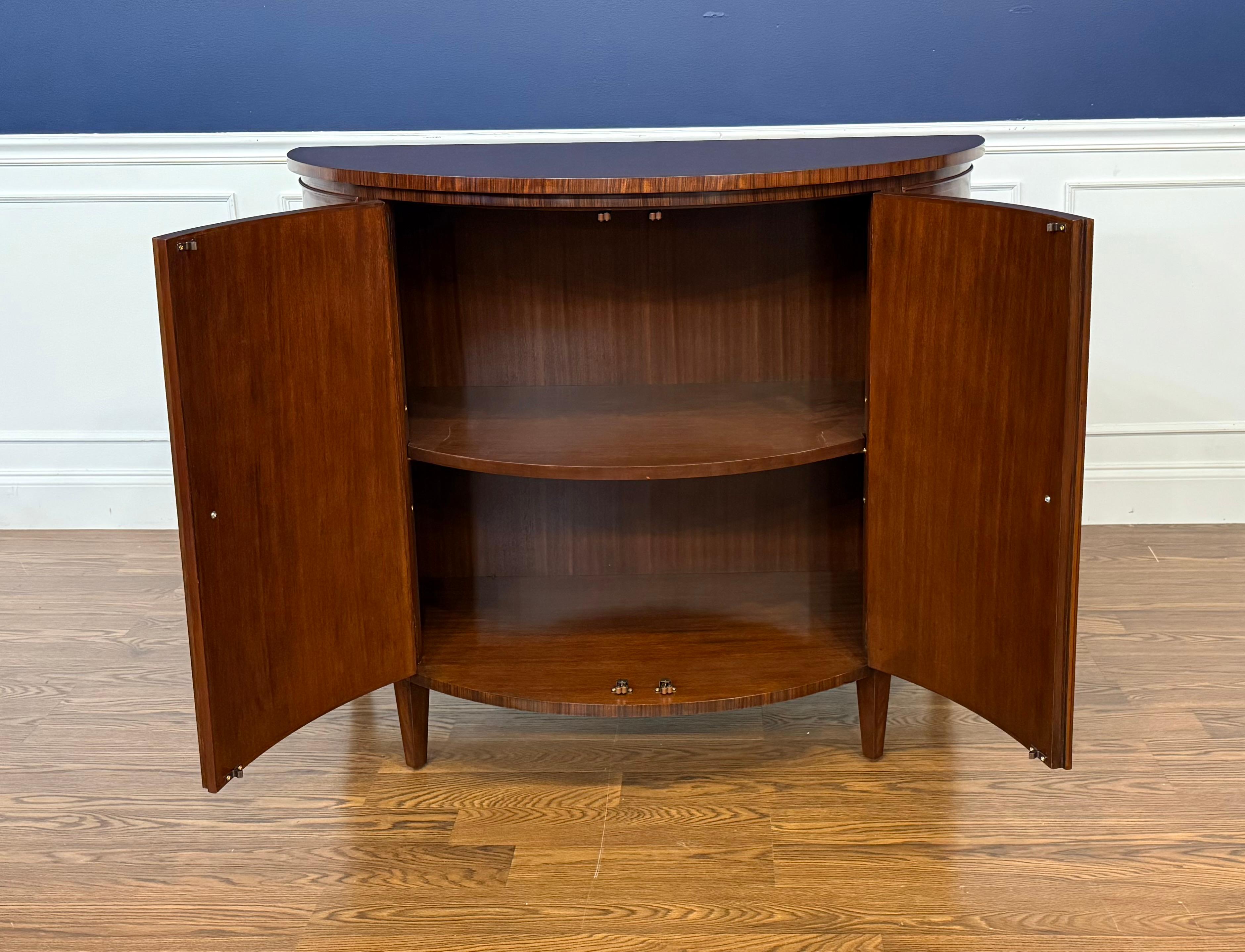 Armadio Demilune in mogano stile Hepplewhite di Leighton Hall in vendita 6