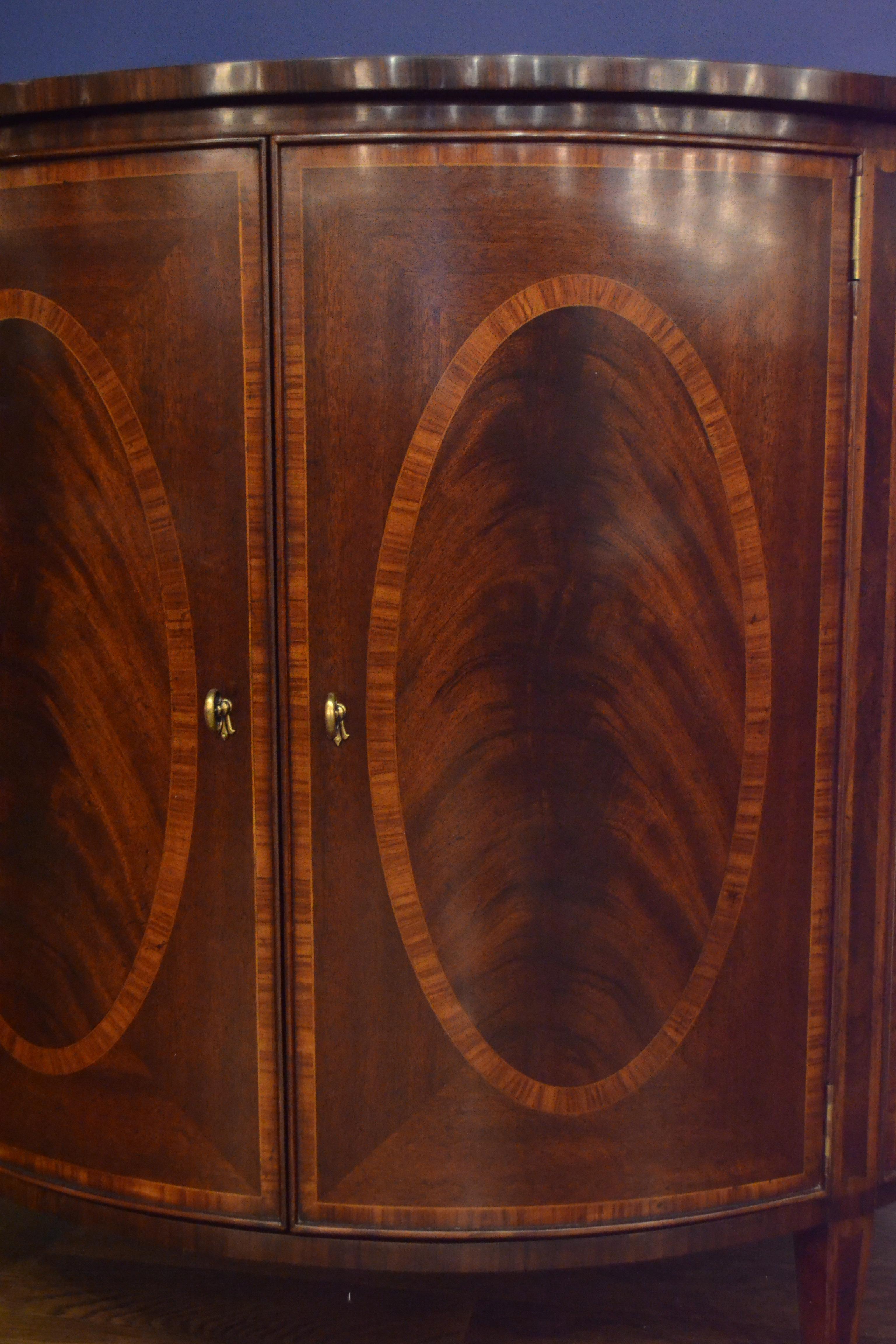 Demilune-Schrank aus Mahagoni im Hepplewhite-Stil von Leighton Hall (21. Jahrhundert und zeitgenössisch) im Angebot