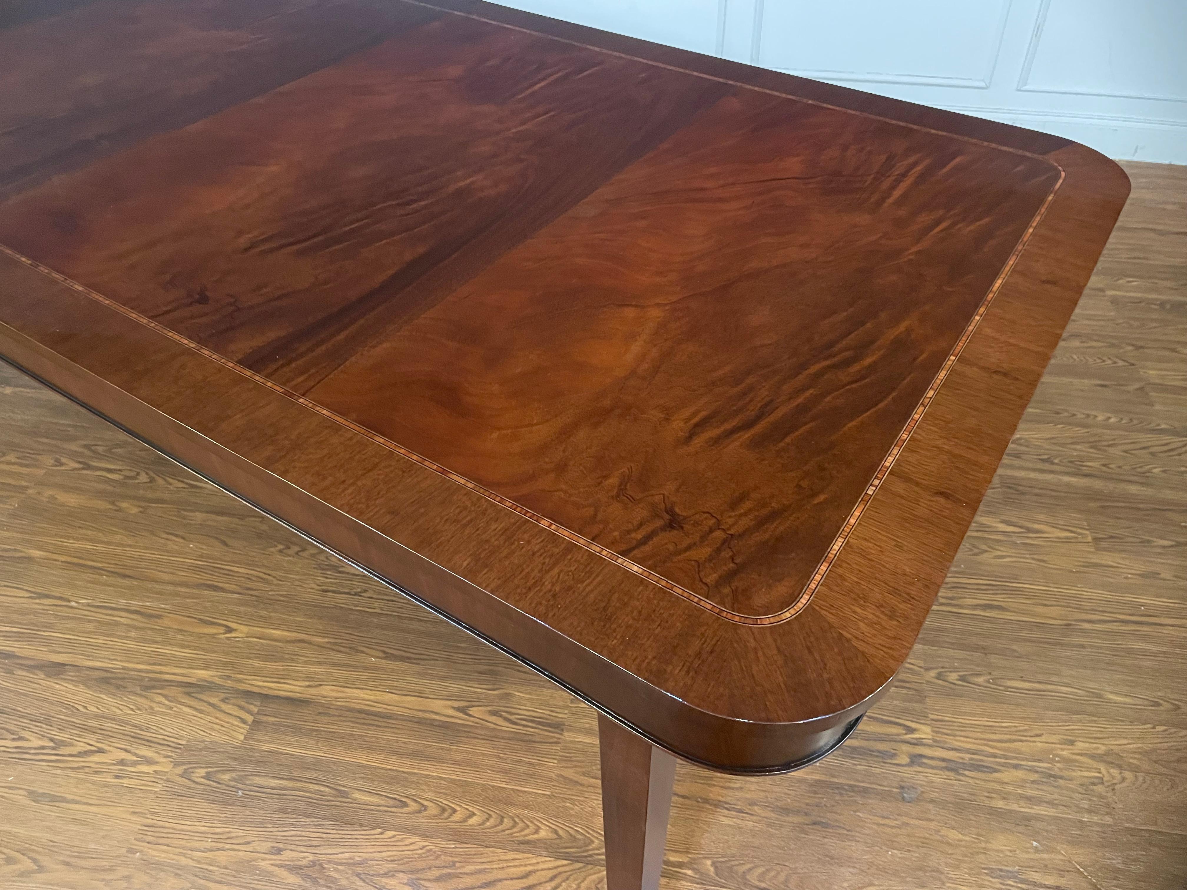 Table de salle à manger à quatre pieds en acajou de style Hepplewhite, fabriquée sur commande  Neuf - En vente à Suwanee, GA