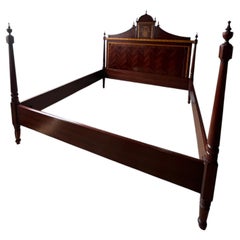 Cama de dosel de caoba al estilo Hepplewhite con marquetería y cabecero con incrustaciones