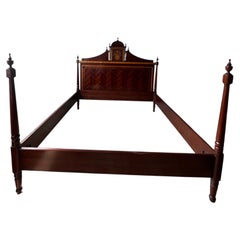 Cama de dosel de caoba al estilo Hepplewhite con marquetería y cabecero con incrustaciones