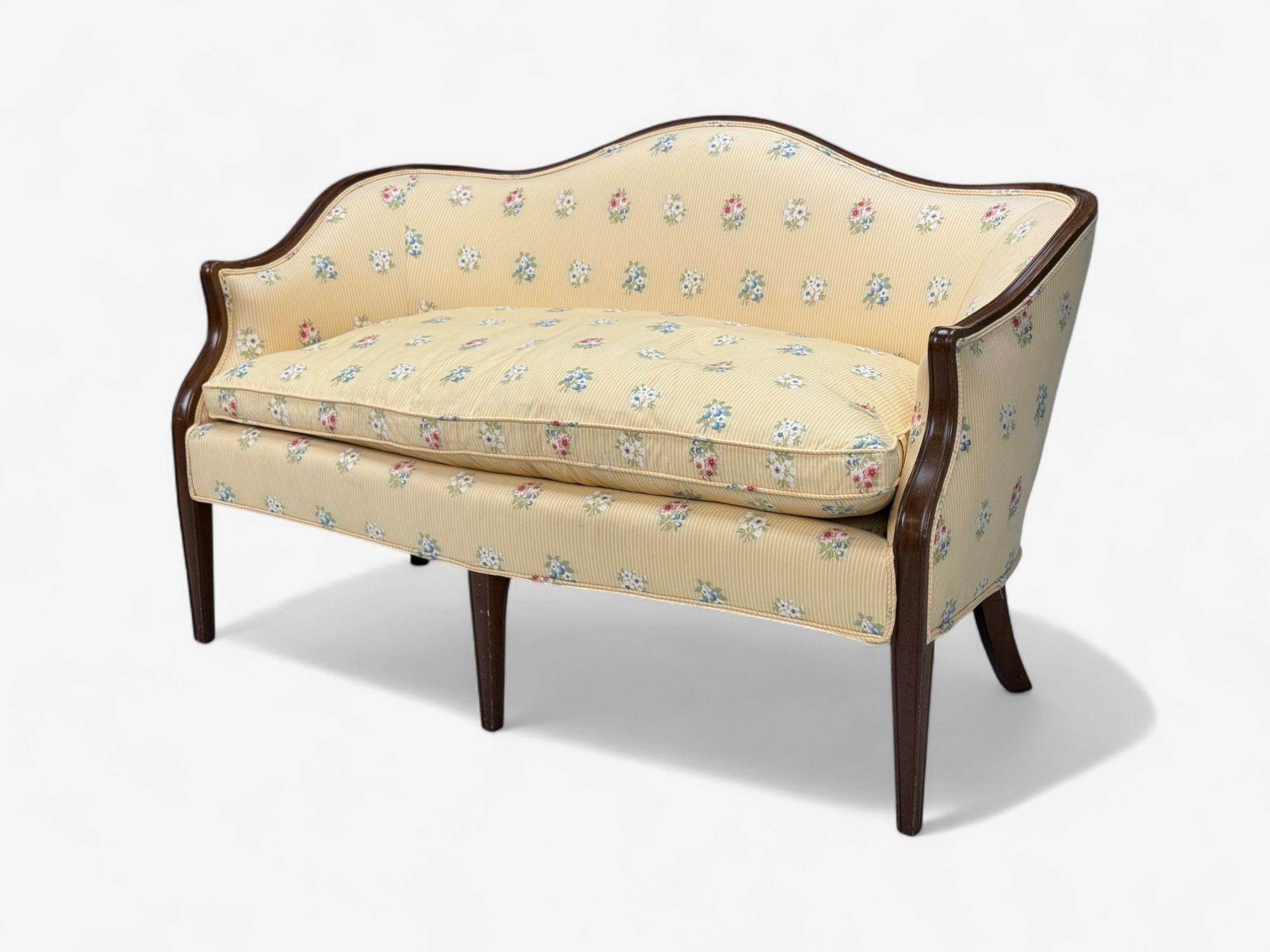 Style Hepplewhite, acajou, tapisserie Scalamandre, Causeuse, années 1930 Bon état - En vente à Manhasset, NY