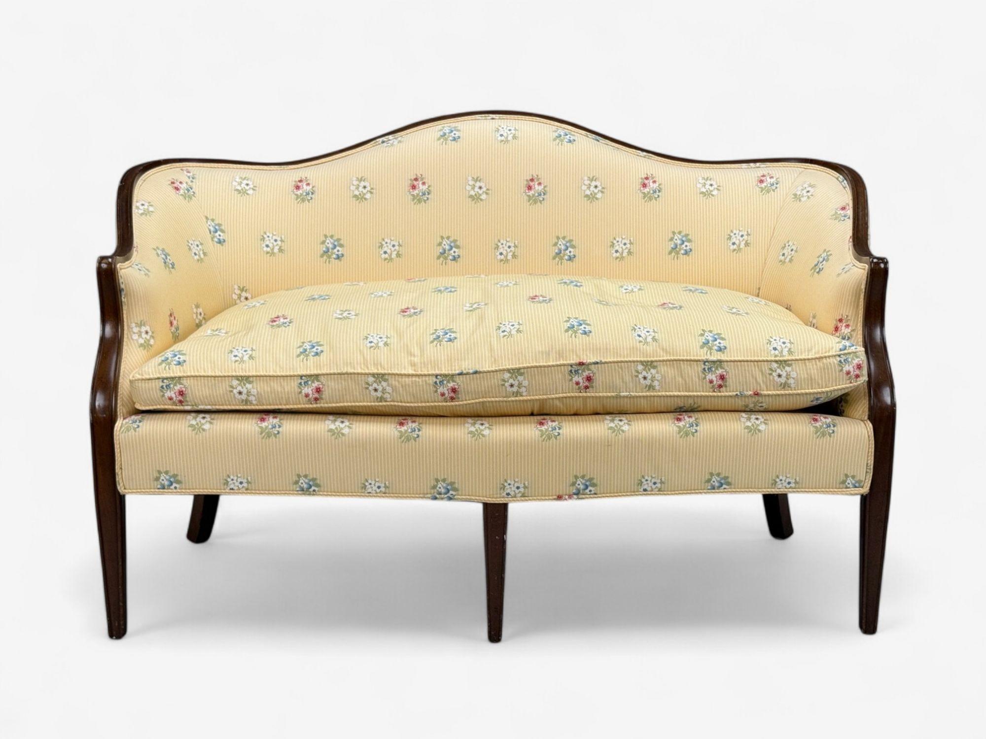 20ième siècle Style Hepplewhite, acajou, tapisserie Scalamandre, Causeuse, années 1930 en vente