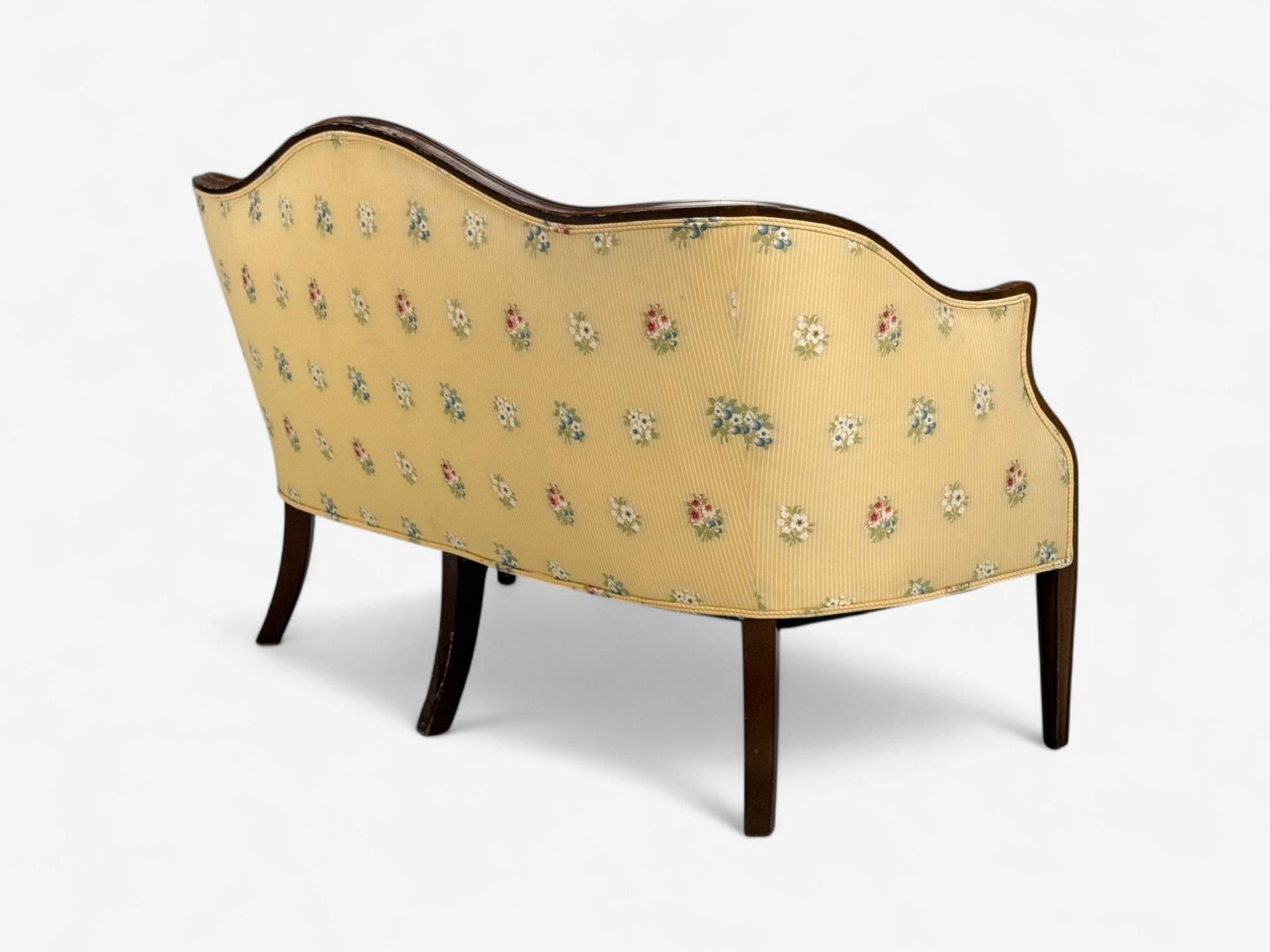 Tissu Style Hepplewhite, acajou, tapisserie Scalamandre, Causeuse, années 1930 en vente