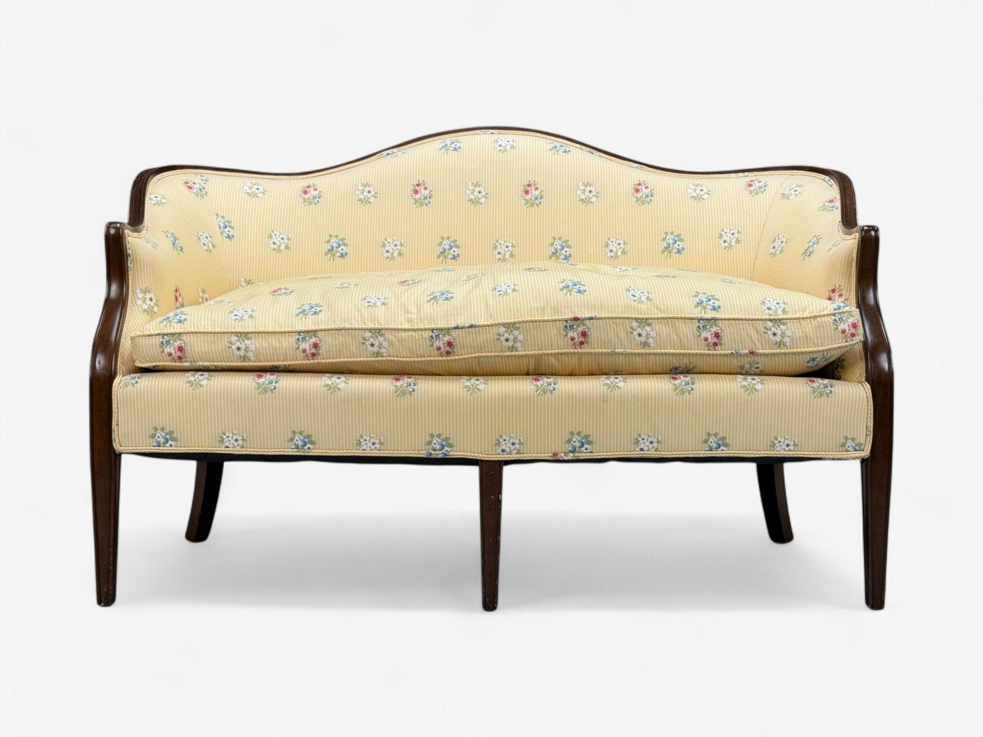 Style Hepplewhite, acajou, tapisserie Scalamandre, Causeuse, années 1930 en vente 1