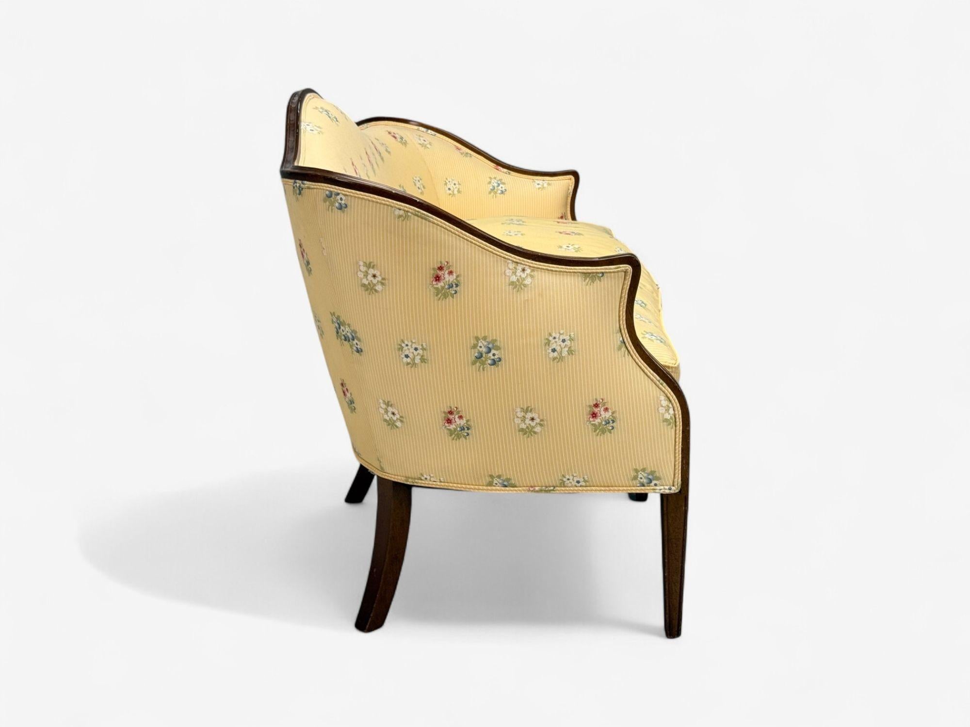 Style Hepplewhite, acajou, tapisserie Scalamandre, Causeuse, années 1930 en vente 2