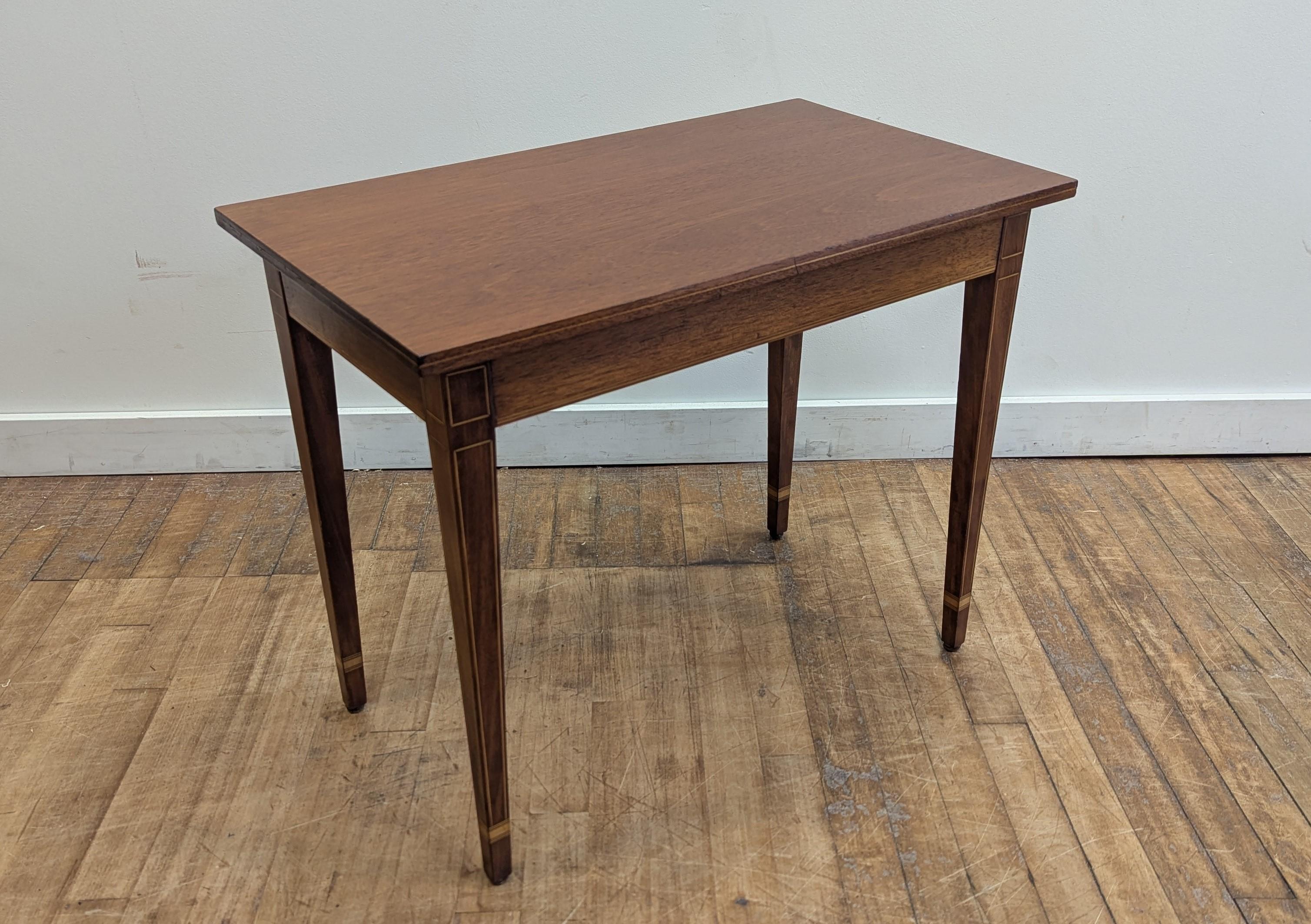 Hepplewhite Style Mahogany Side Table In Good Condition For Sale In New York, NY