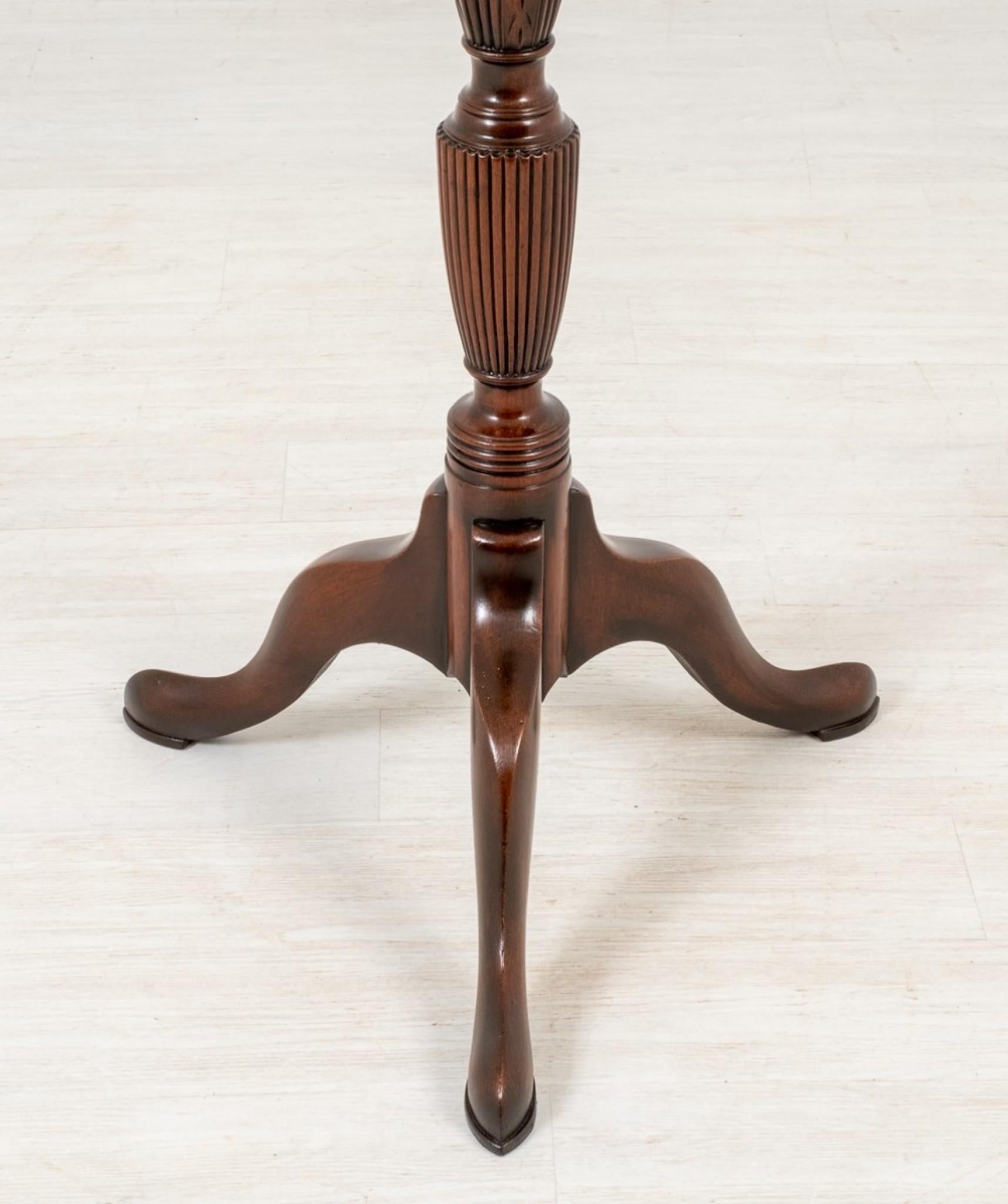 Mahagoni-Taschenlampe im Hepplewhite-Stil.
Stehend auf geformten Beinen mit pad Füßen.
CIRCA 1870
Mit einem Ring gedrehte und kannelierte Säule mit geschnitzten Weizenohren.
Die Oberseite der Fackel hat die Form einer gedrehten und geformten Schale.