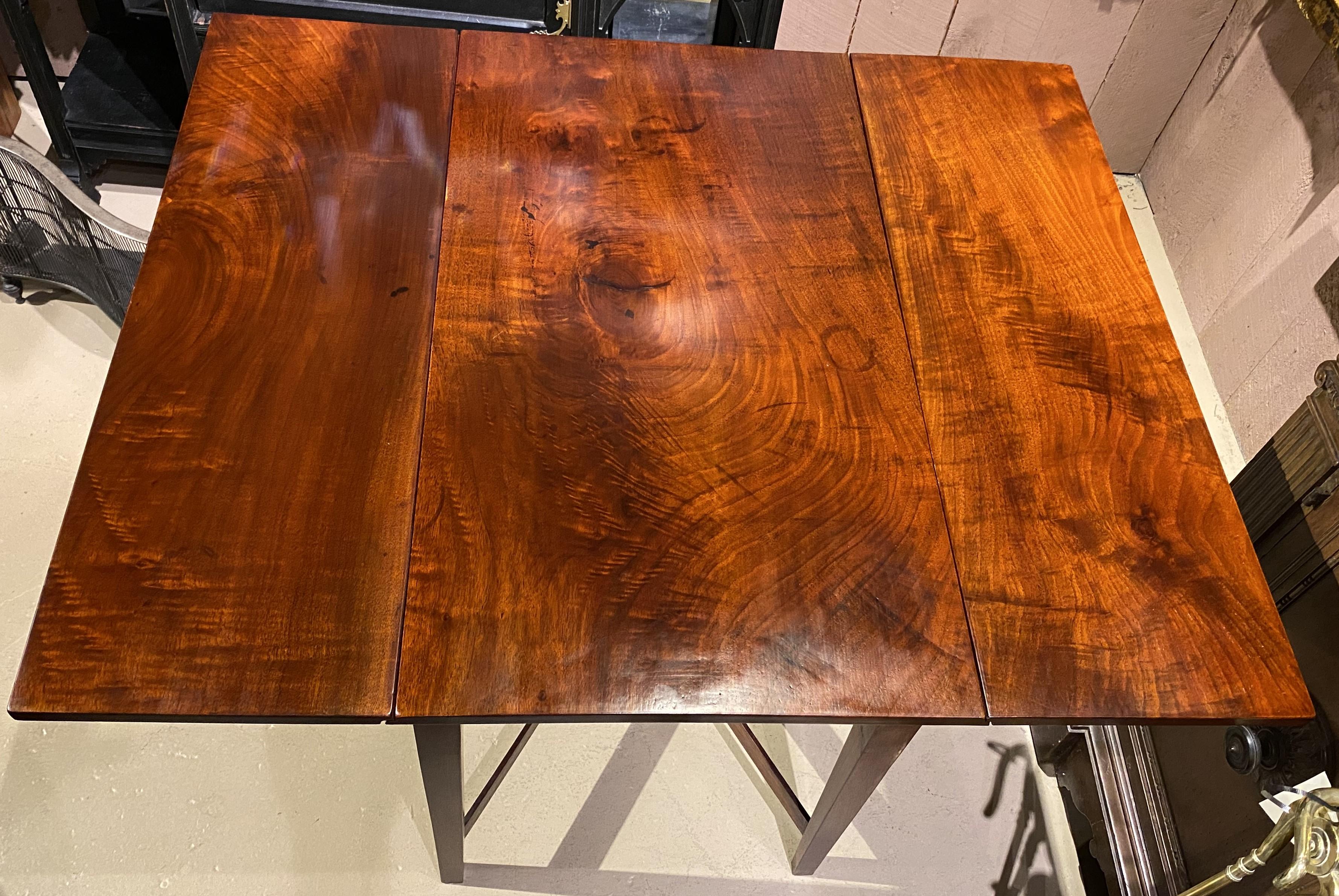 Hepplewhite Walnut Pembroke Drop Leaf Table with Cross X Stretchers In Good Condition For Sale In Milford, NH