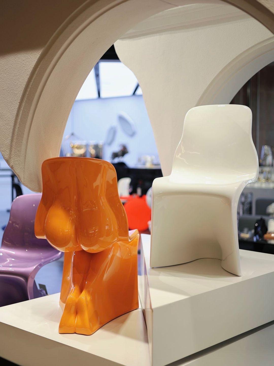 Him & Her are born directly from the ideas behind the Panton Chair. An evolution of the hermaphroditic original, declined into the harmony of the two sexes. Chairs in glossy painted polyethylene.Their shape derives from the three-dimensional