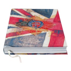 Sua Maestà, Harry Benson and Vivienne Westwood Ed, Stampa in bianco e nero Harry Benson 'Saluto'